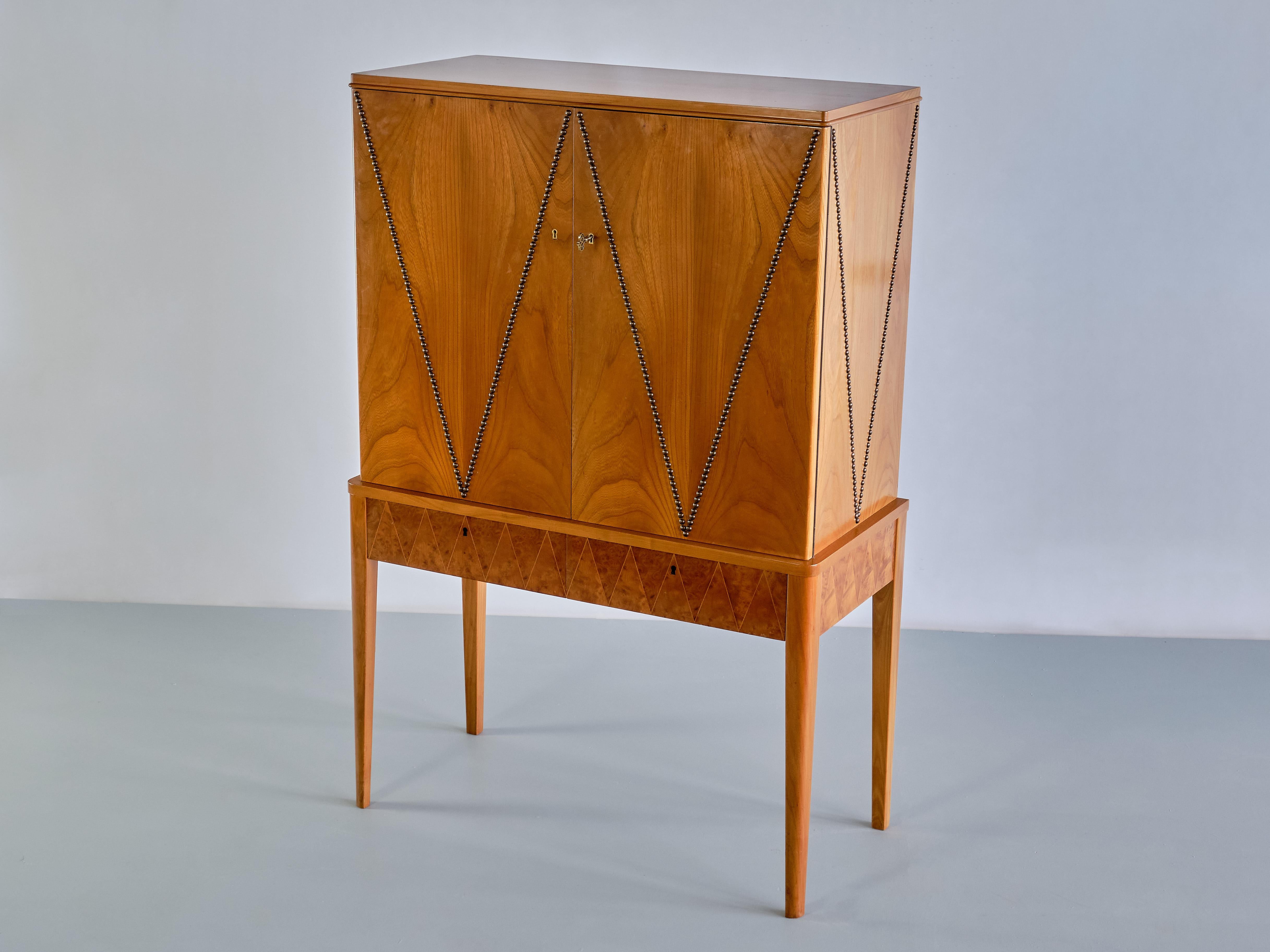Carl-Axel Acking Attributed Cabinet in Elm, Oak and Brass, SMF Bodafors, 1940s For Sale 4