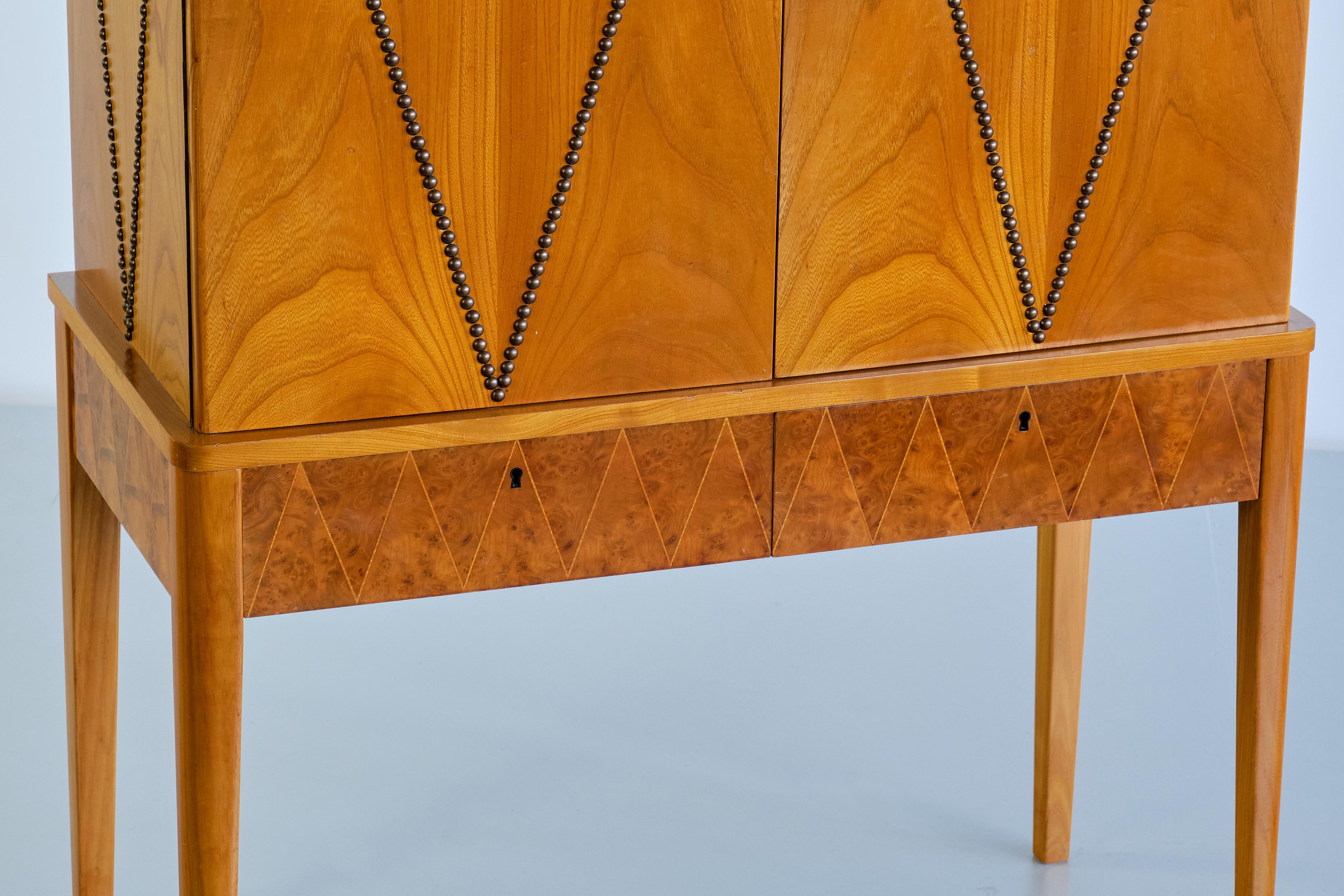 Carl-Axel Acking Attributed Cabinet in Elm, Oak and Brass, SMF Bodafors, 1940s For Sale 7