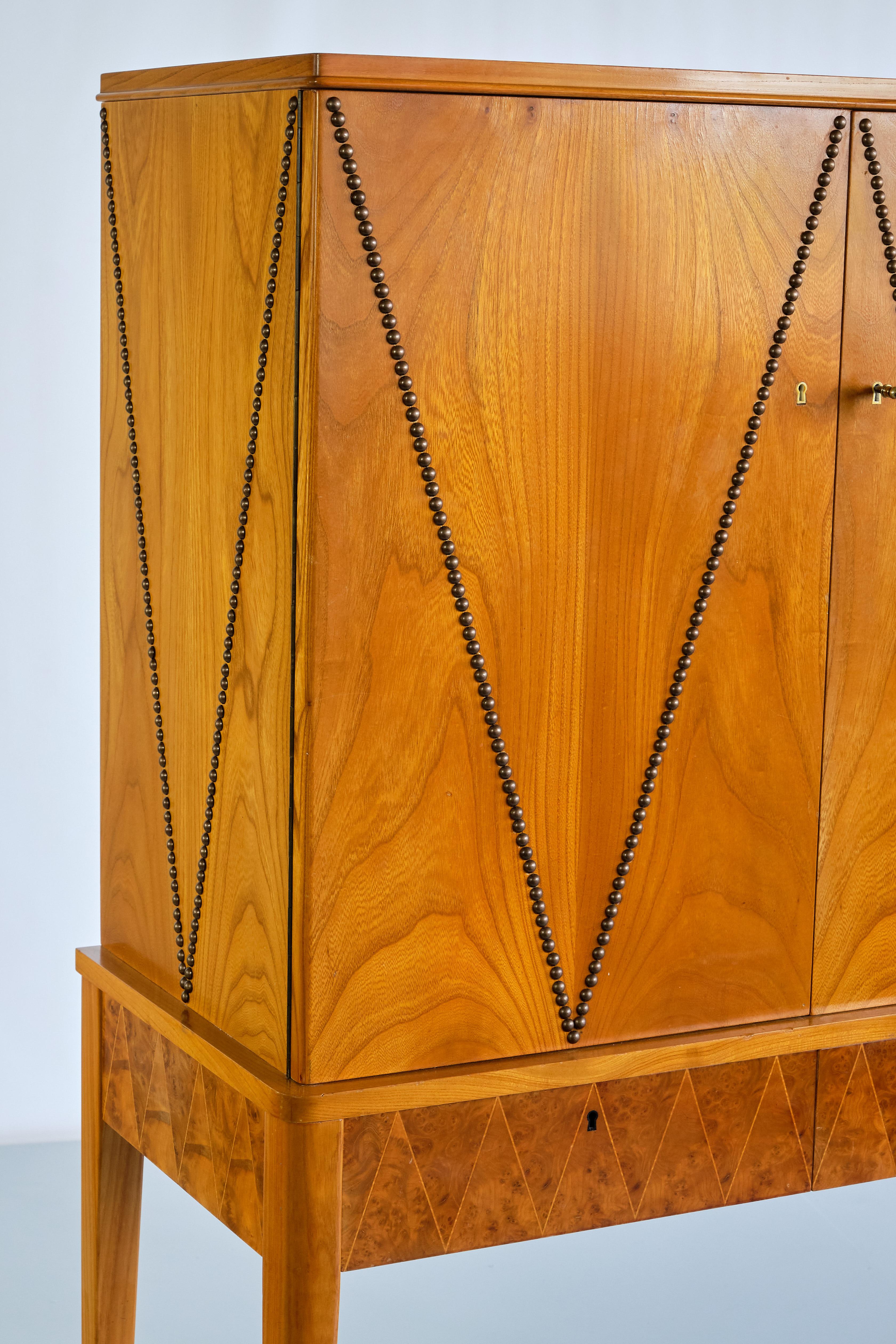 Carl-Axel Acking Attributed Cabinet in Elm, Oak and Brass, SMF Bodafors, 1940s In Good Condition For Sale In The Hague, NL