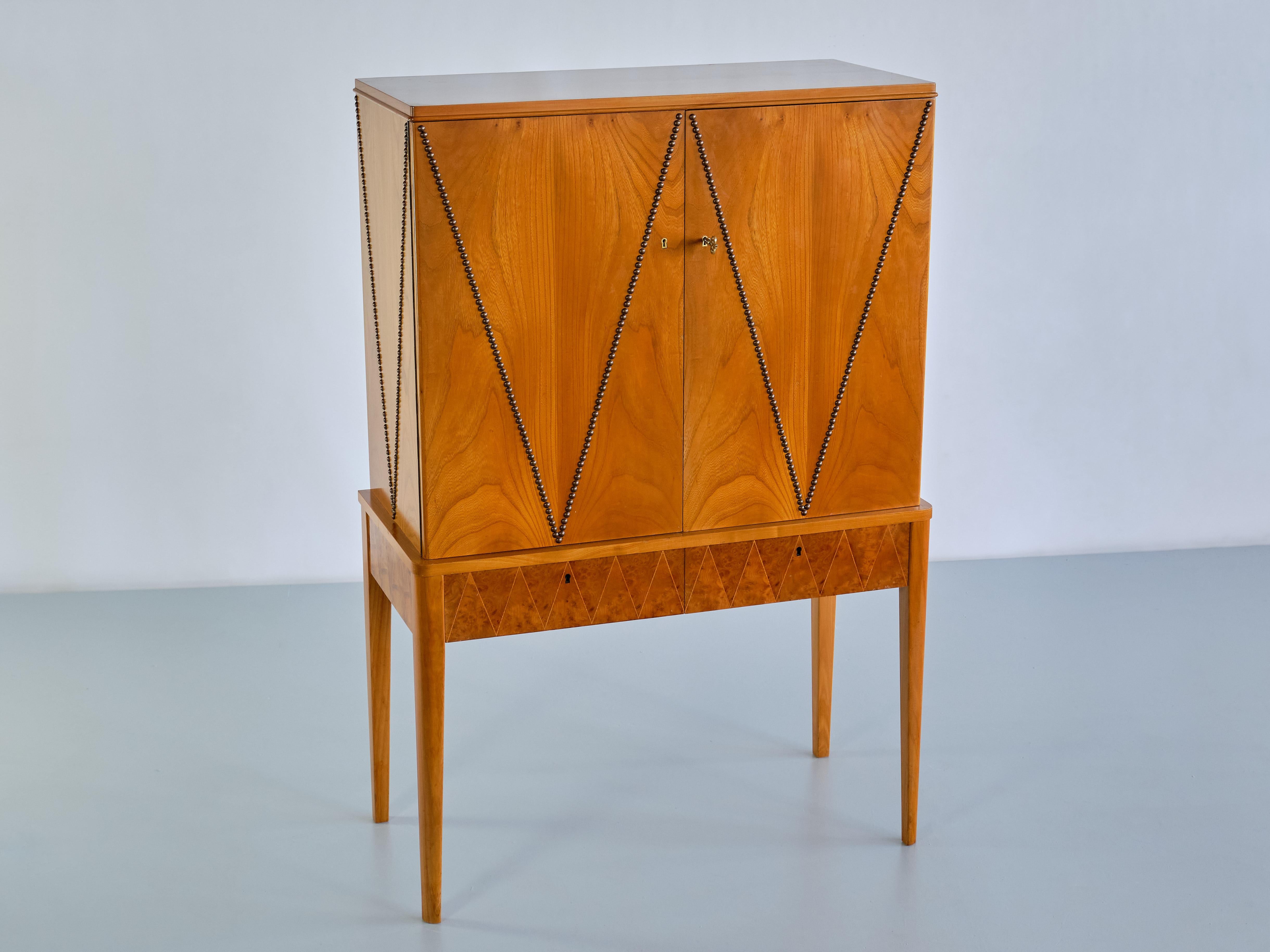 Carl-Axel Acking Attributed Cabinet in Elm, Oak and Brass, SMF Bodafors, 1940s For Sale 2