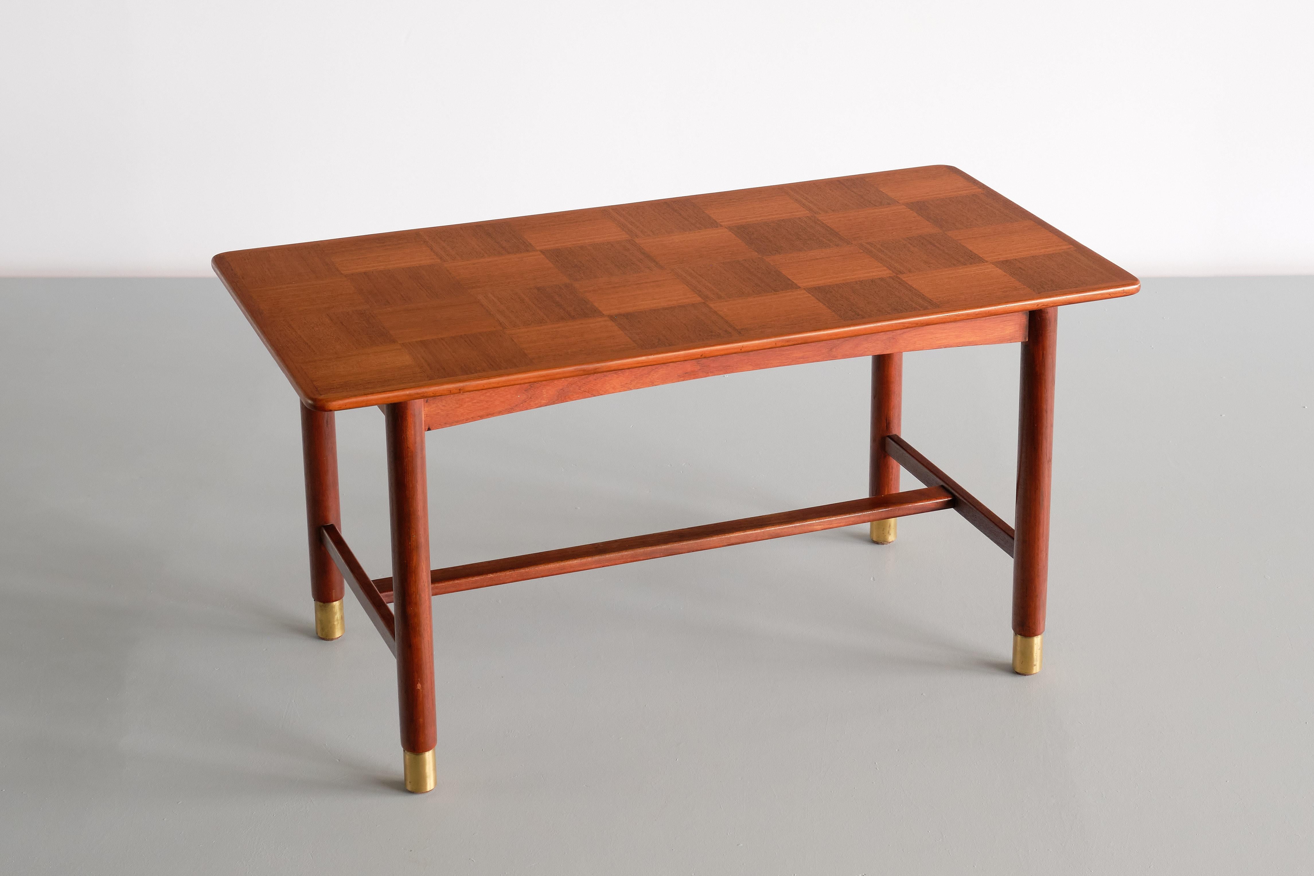 This elegant coffee table was designed by Carl-Axel Acking and produced by SMF Svenska Möbelfabriken in Bodafors, Sweden in the 1950s. The design is marked by the rectangular teak top, veneered in beautiful checkerboard pattern. The alternation
