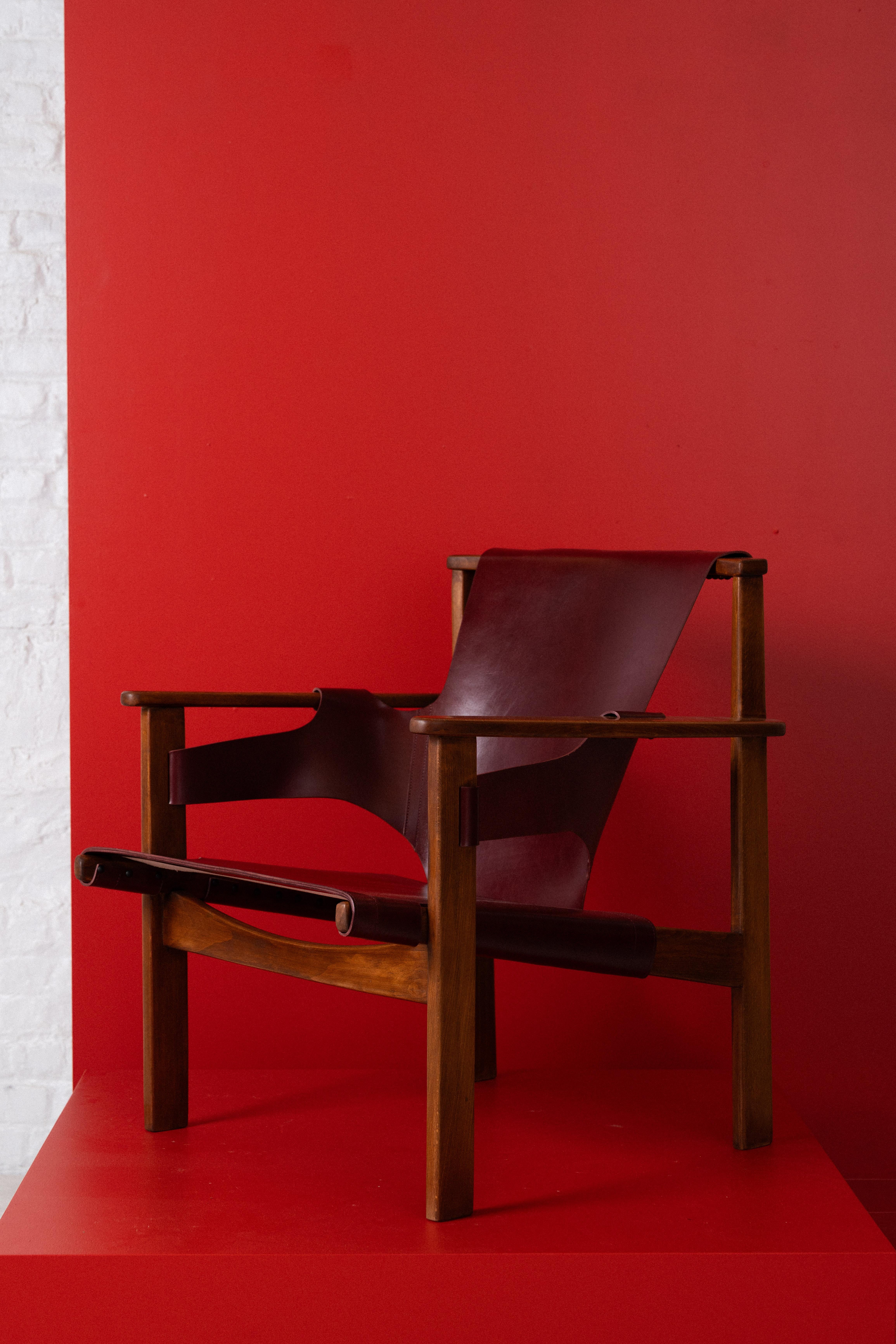 Splendida sedia da salotto moderna scandinava realizzata dall'architetto Carl-Axel Acking per Nordiska Kompaniet, Svezia 1957. La sedia è stata esposta alla Triennale di Milano nello stesso anno, da cui deriva il nome. Il telaio in rovere massiccio