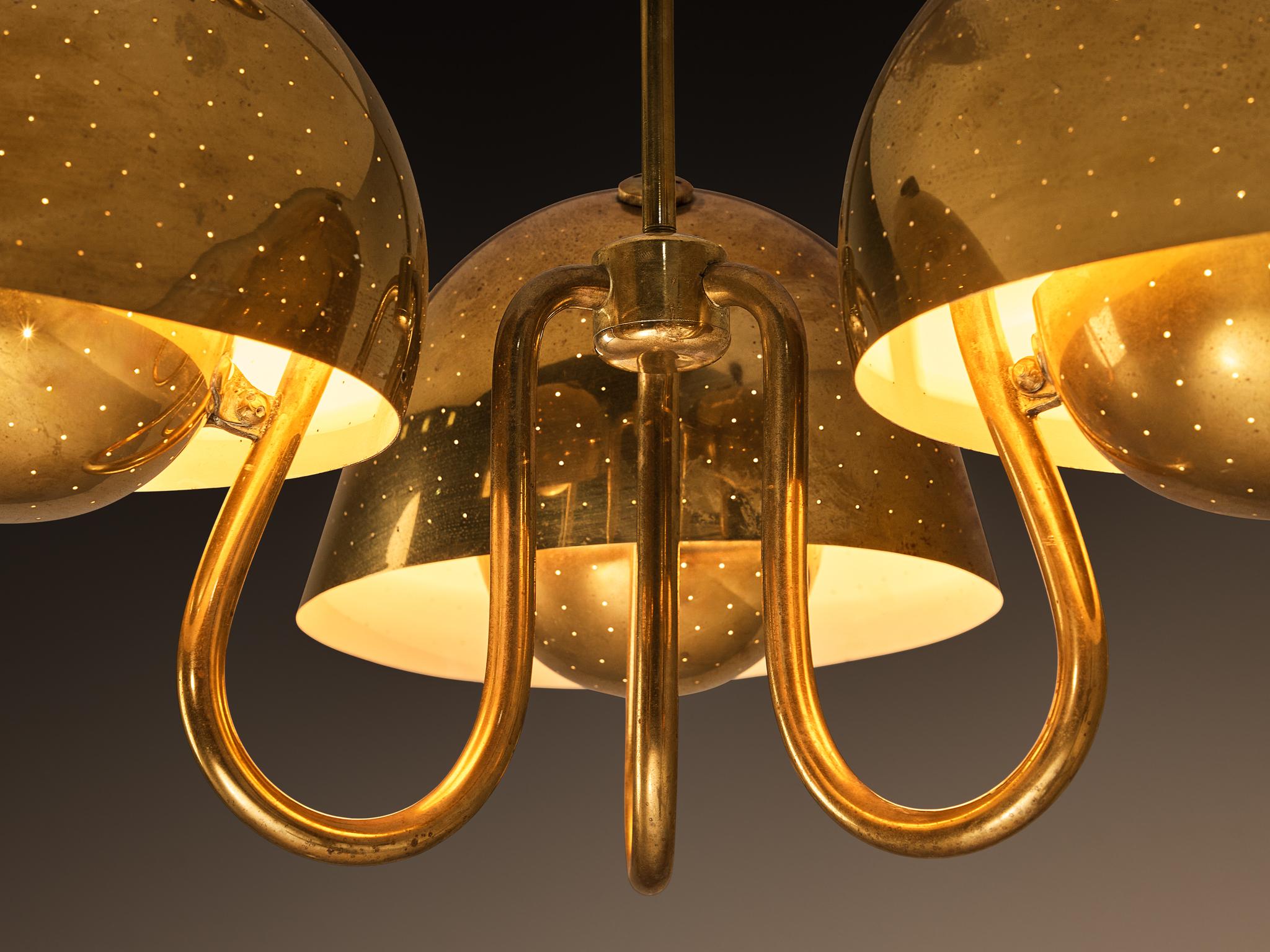 Scandinave moderne Carl-Axel Acking Lustre moderne suédois en laiton perforé en vente