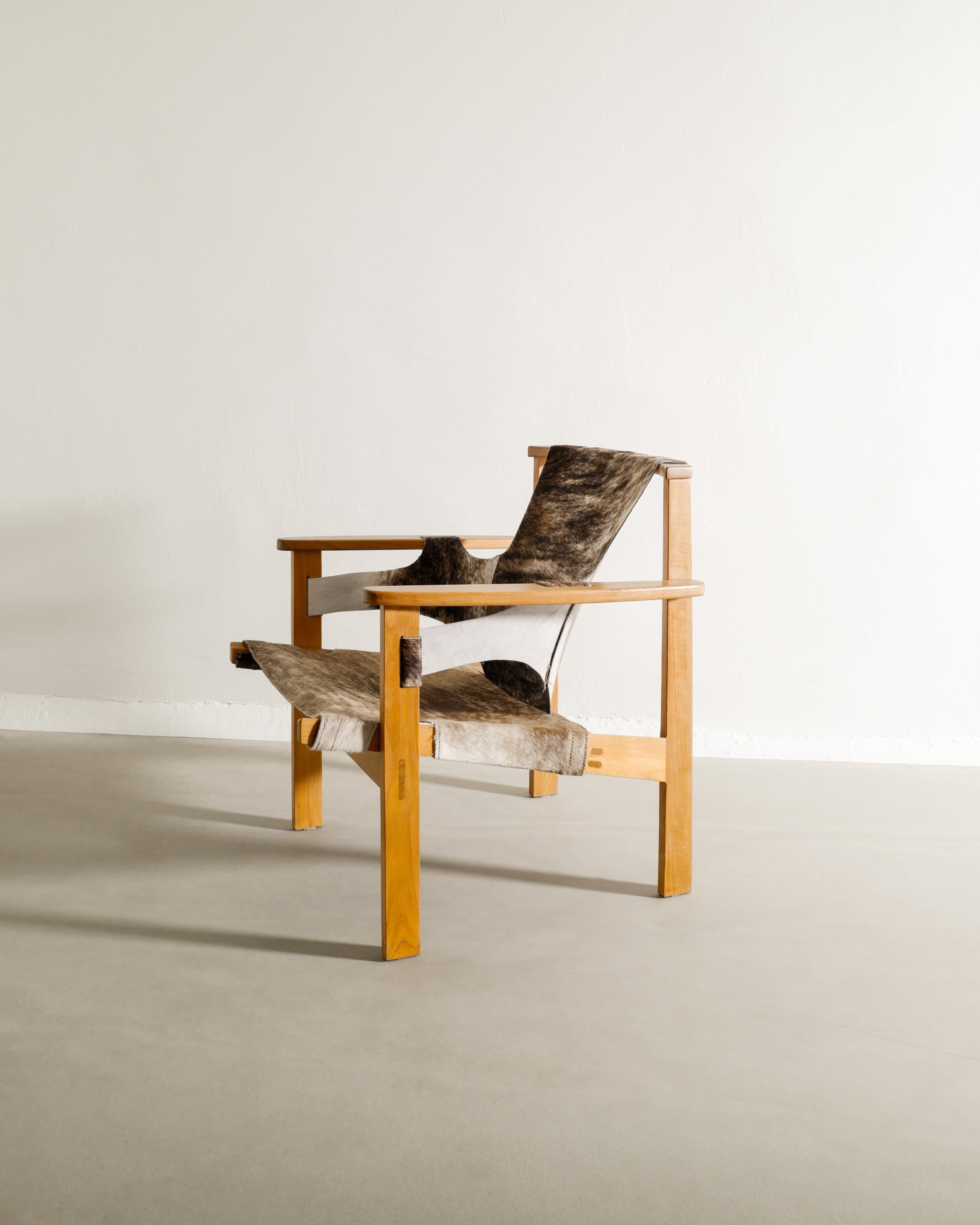 Carl-Axel Acking „Trienna“ Sessel aus Eiche und Kuhfell, hergestellt in Schweden, 1950er Jahre (Skandinavische Moderne) im Angebot