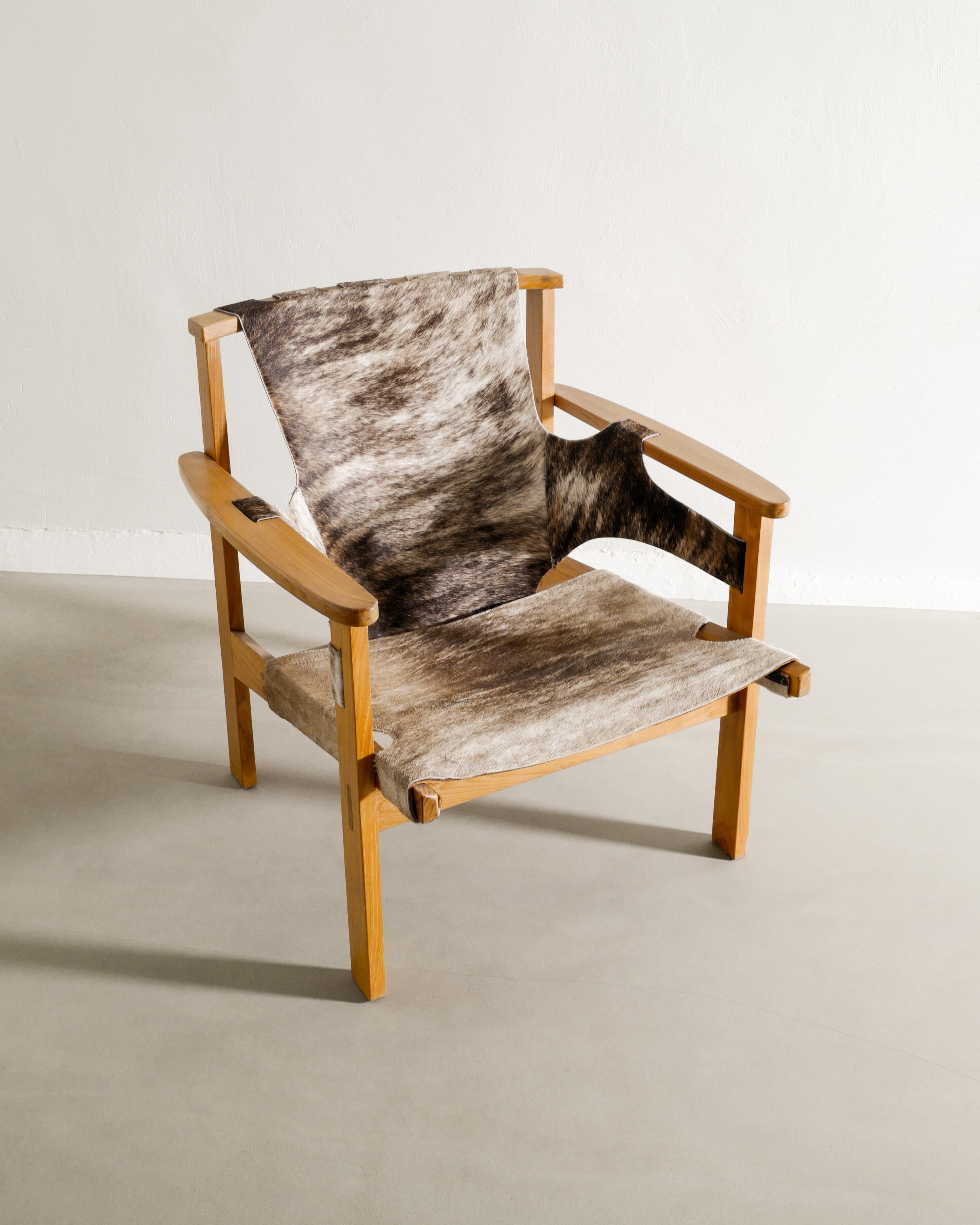 Carl-Axel Acking „Trienna“ Sessel aus Eiche und Kuhfell, hergestellt in Schweden, 1950er Jahre im Zustand „Gut“ im Angebot in Stockholm, SE