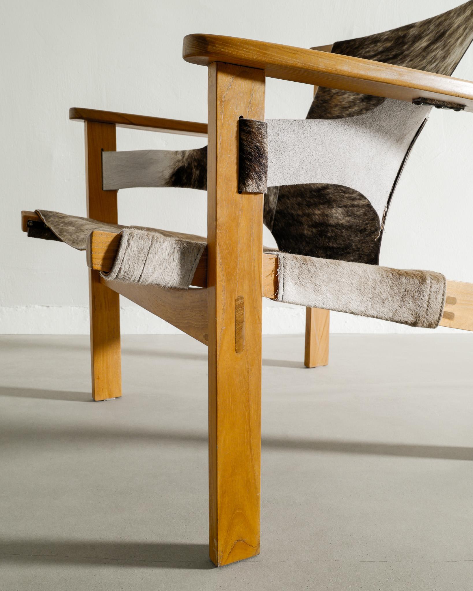 Carl-Axel Acking „Trienna“ Sessel aus Eiche und Kuhfell, hergestellt in Schweden, 1950er Jahre (Rindsleder) im Angebot