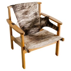 Carl-Axel Acking „Trienna“ Sessel aus Eiche und Kuhfell, hergestellt in Schweden, 1950er Jahre