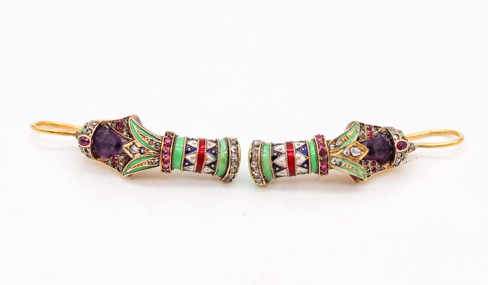 Boucles d'oreilles de style égyptien conçues par Carl Bacher.

Exceptionnelle paire de boucles d'oreilles pendantes, créée à Vienne en Autriche dans l'atelier de joaillerie de Carl Bacher, à la fin du 19e siècle. Cette paire fantastique a été