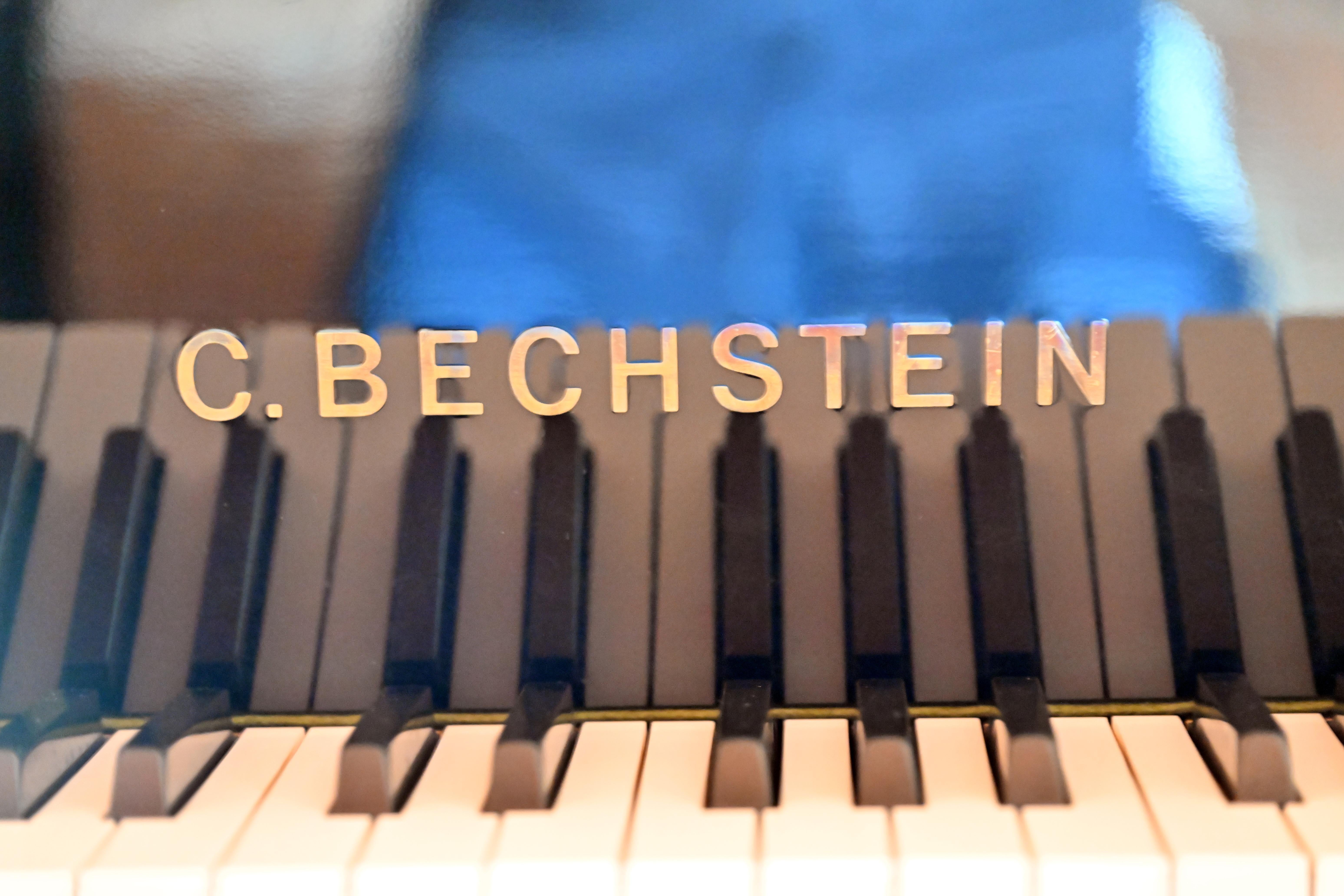 CARL BECHSTEIN B-88 CONCERT GRAND PIANO - 1995

Black Gloss Finish

Dimensions:
D 6'9'' / 208 cm
W 60,6'' / 154 cm
Weight   827 lbs / 375 kg

Shipping quote on demand.

Carl Bechstein Concert grand pianos are renowned for their colorful, richly