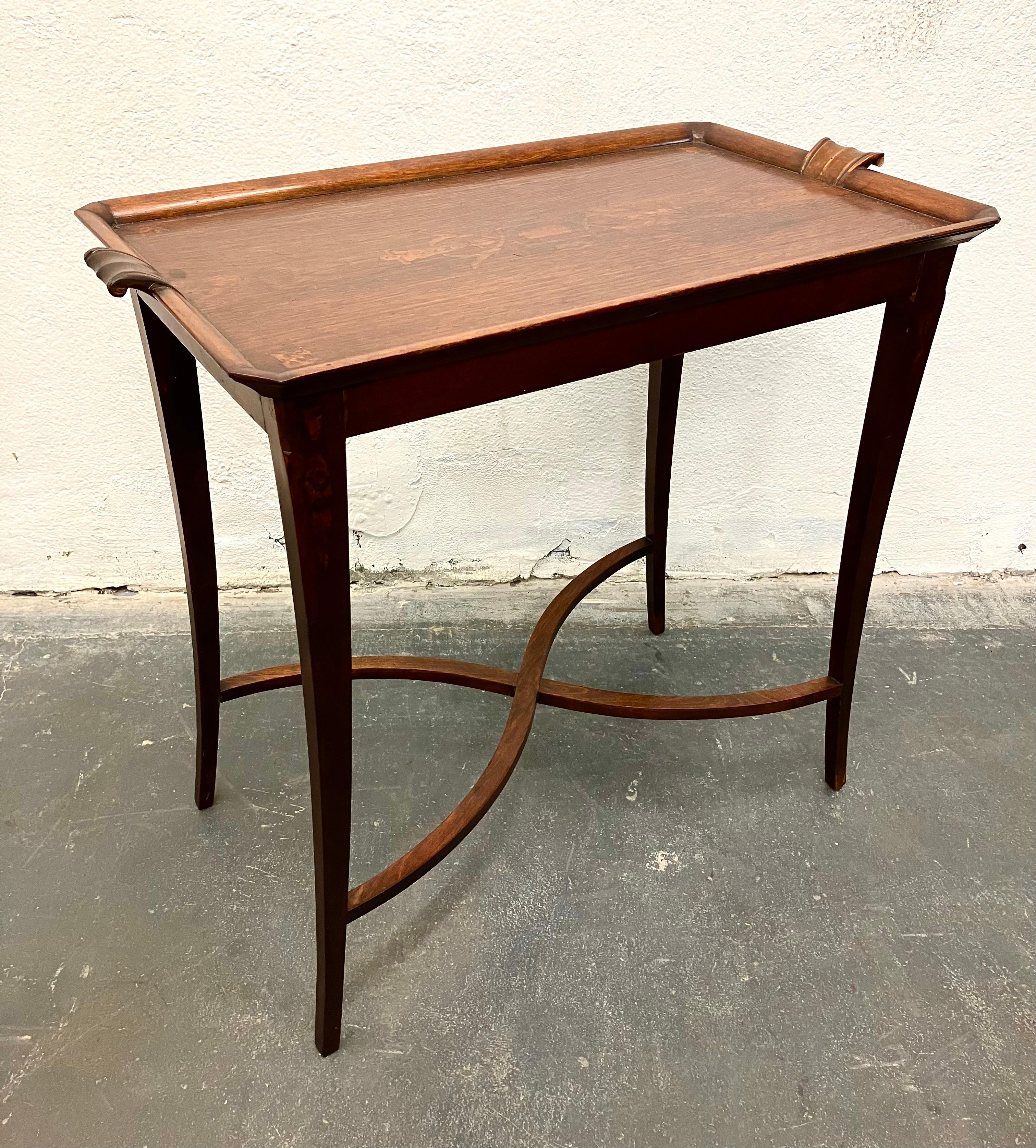 Suédois Table d'appoint Itarsia de la période Grace suédoise de Carl Bergsten en vente