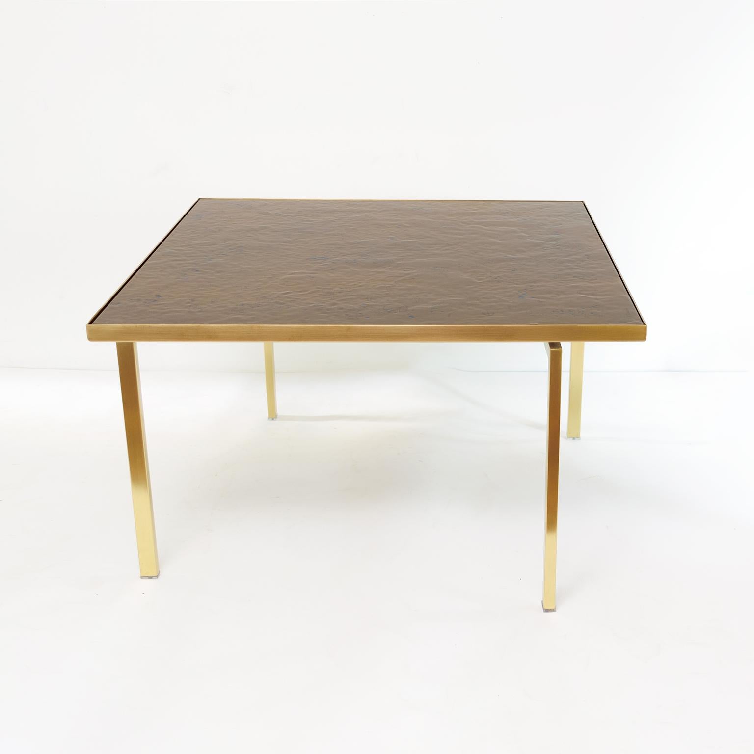 Table basse en émail de Carl Bjørn et P. Törneman, produite par NK (Nordiska Kopaniet), Stockholm, vers les années 1950, à l'effigie de Triva. Le cadre en laiton a été nouvellement poli et laqué. La surface est en émail sur cuivre et représente les