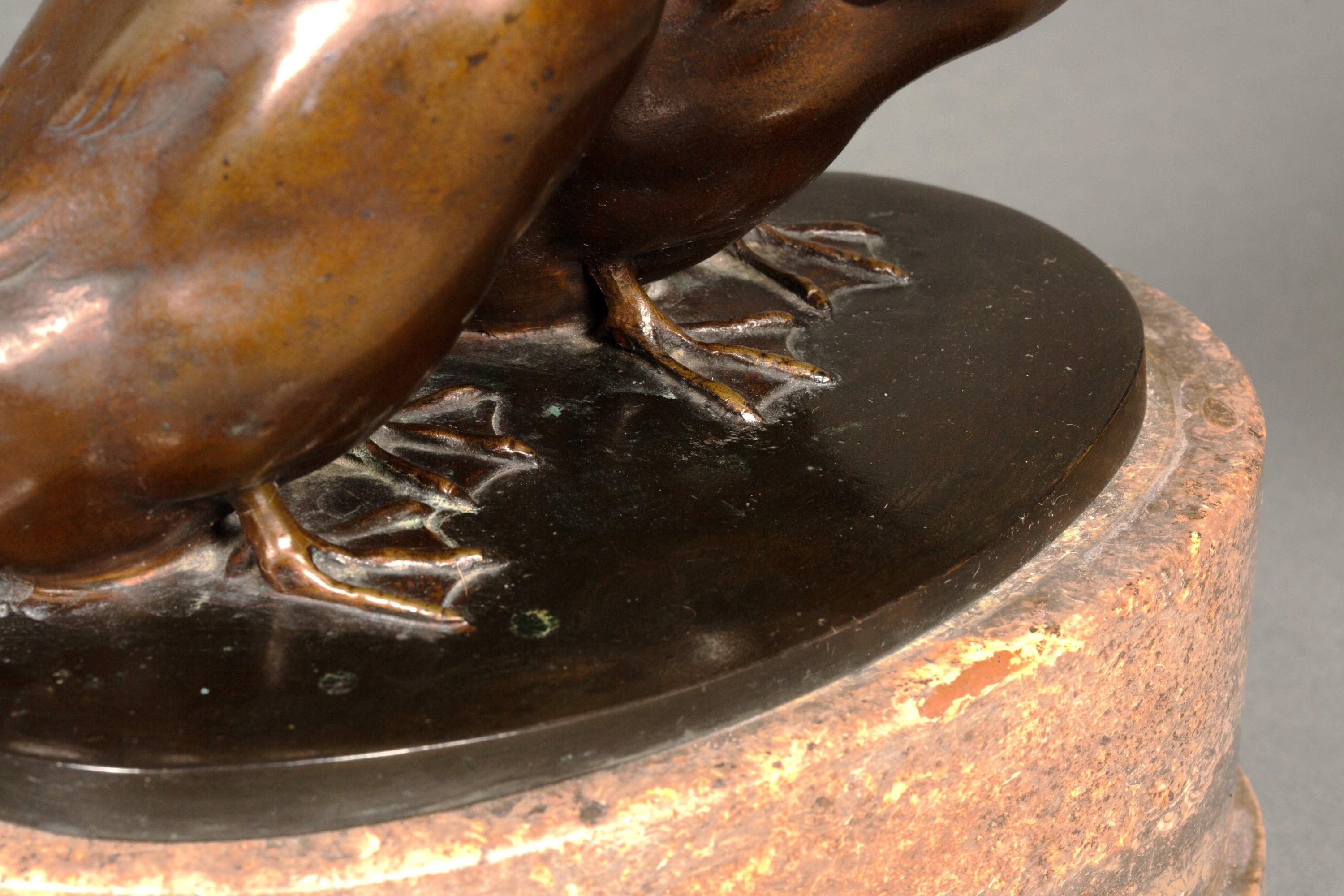 Eine sehr detailreiche und stilisierte Bronzeskulptur eines Entenpaares auf einem Marmorsockel. Unterzeichnet C. Brasch. Vom Ansatz und Stil her ist dieses Werk modern und erinnert ein wenig an das Spätwerk von François Pompon.
Carl August Brasch
