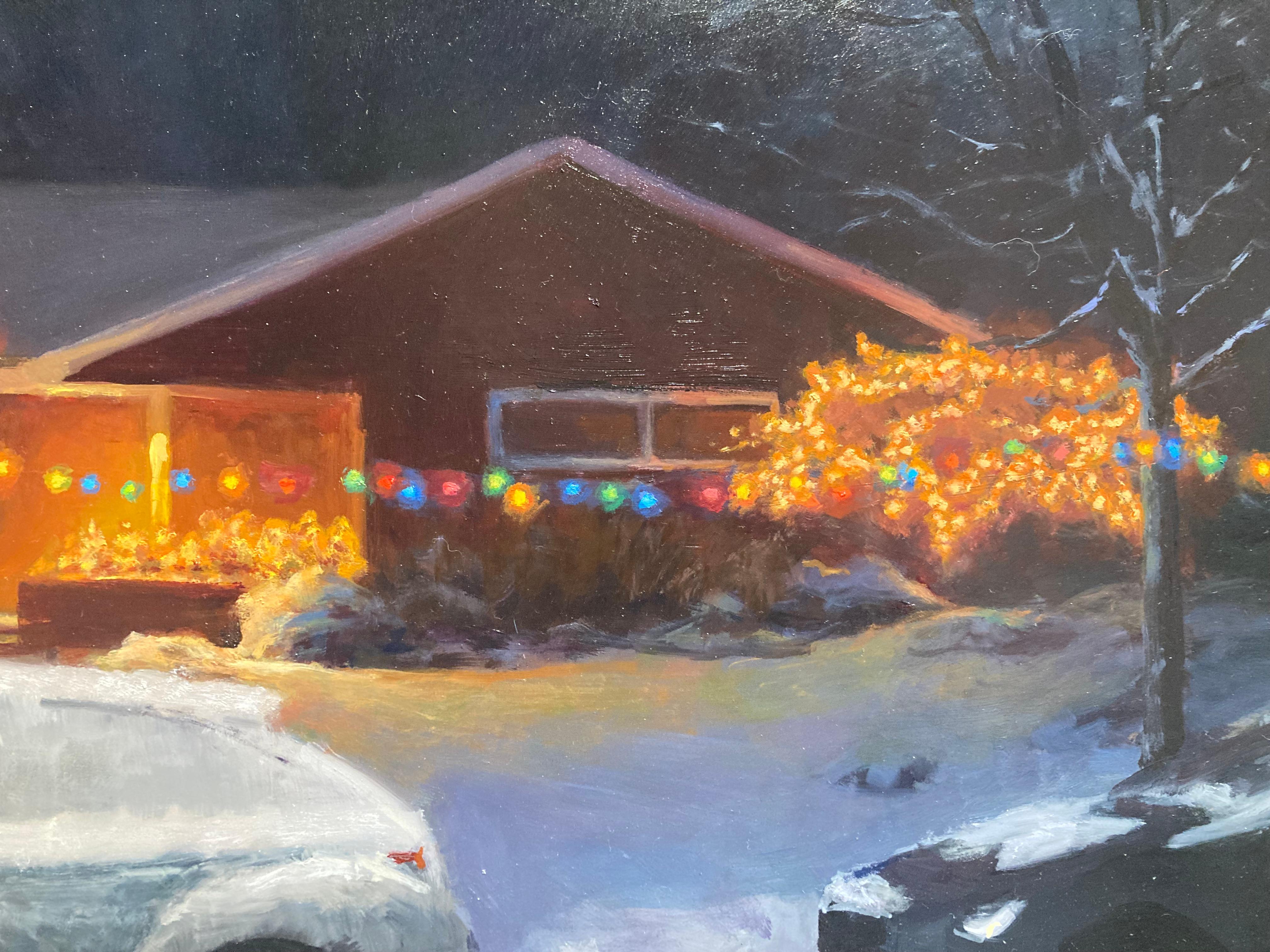 Un óleo de coches aparcados en la calle, cubiertos de nieve. Las luces de Navidad centellean en el patio detrás de los coches, una modesta casa rancho deja encendida la luz del porche delantero, dando la bienvenida al refugio de la nieve. Altos