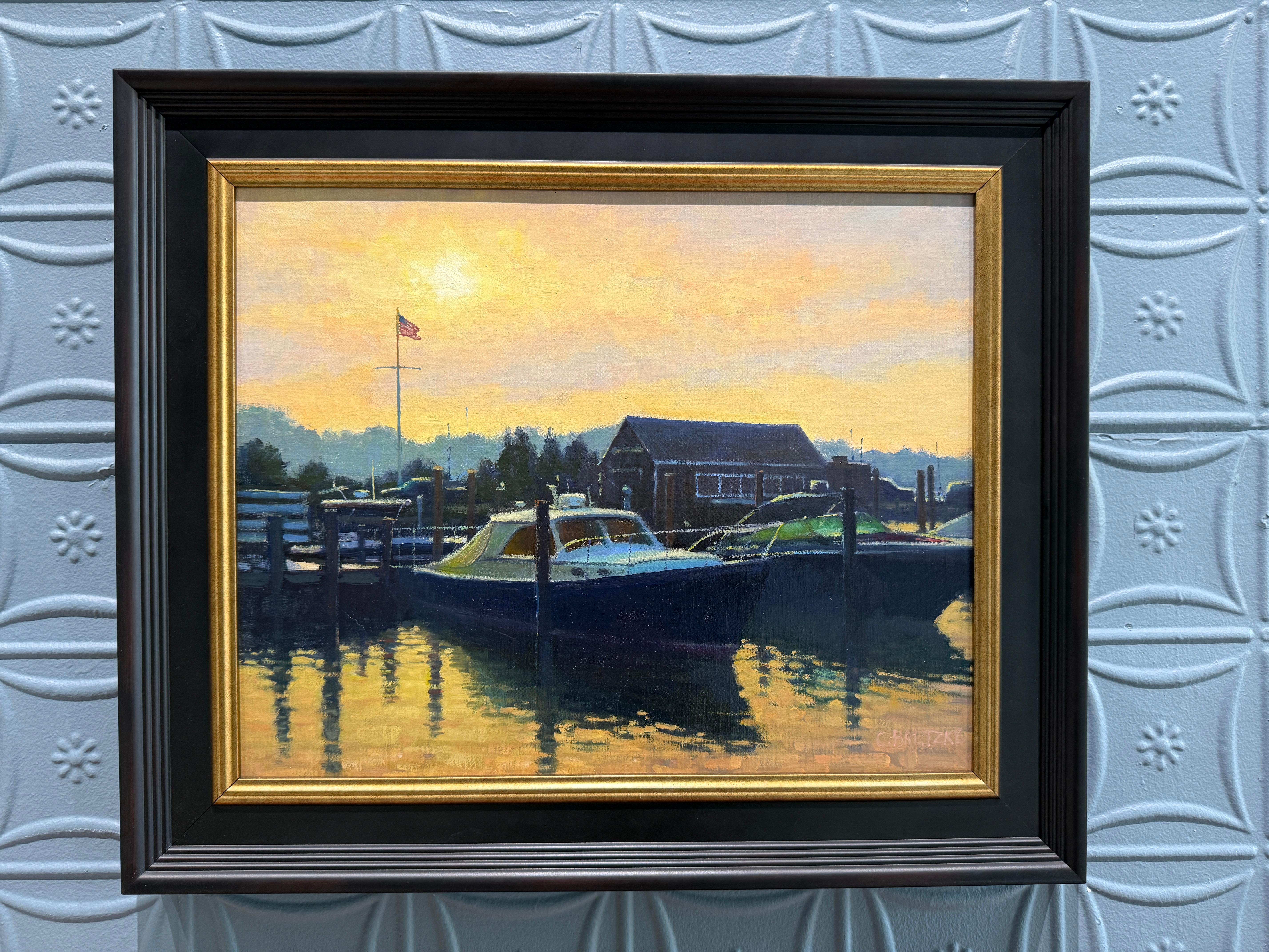 „Sag Harbor Pier“ Amerikanische realistische Landschaft mit Booten und einem Sonnenuntergang in einer Kleinstadt – Painting von Carl Bretzke