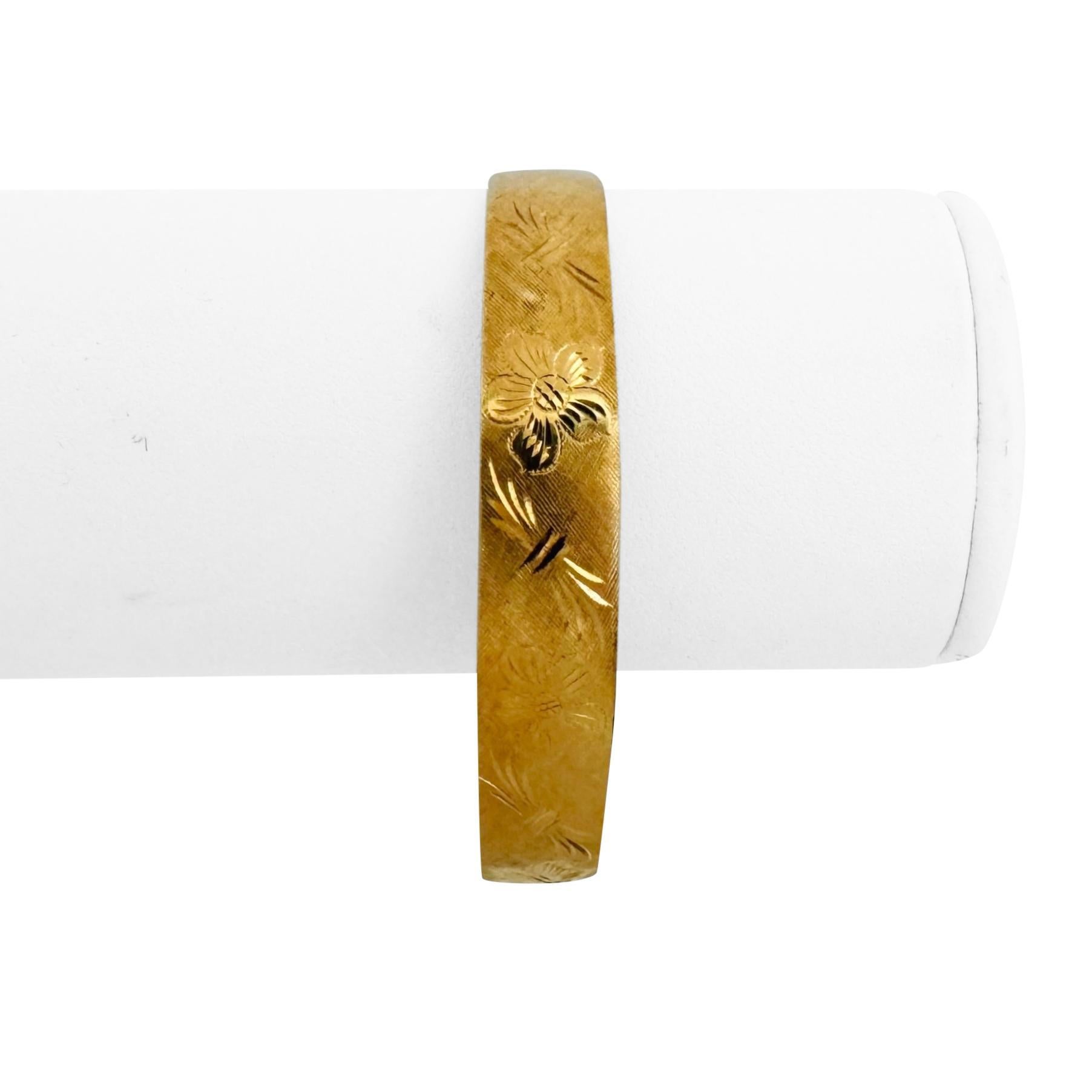 Zustand:  Ausgezeichneter Condit, Professionell gereinigt und poliert
Metall: 18k Gold (markiert und professionell getestet)
Gewicht: 9,8 g
Länge: 6,5 Zoll Innenumfang
Breite: 10 mm
Verschluss: Keiner - Flex Slip On
Kennzeichnung: 