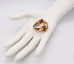 Carl Bucherer 1960 Swiss Twisted Brooch In 18Kt Yellow Gold With Blue Sapphires