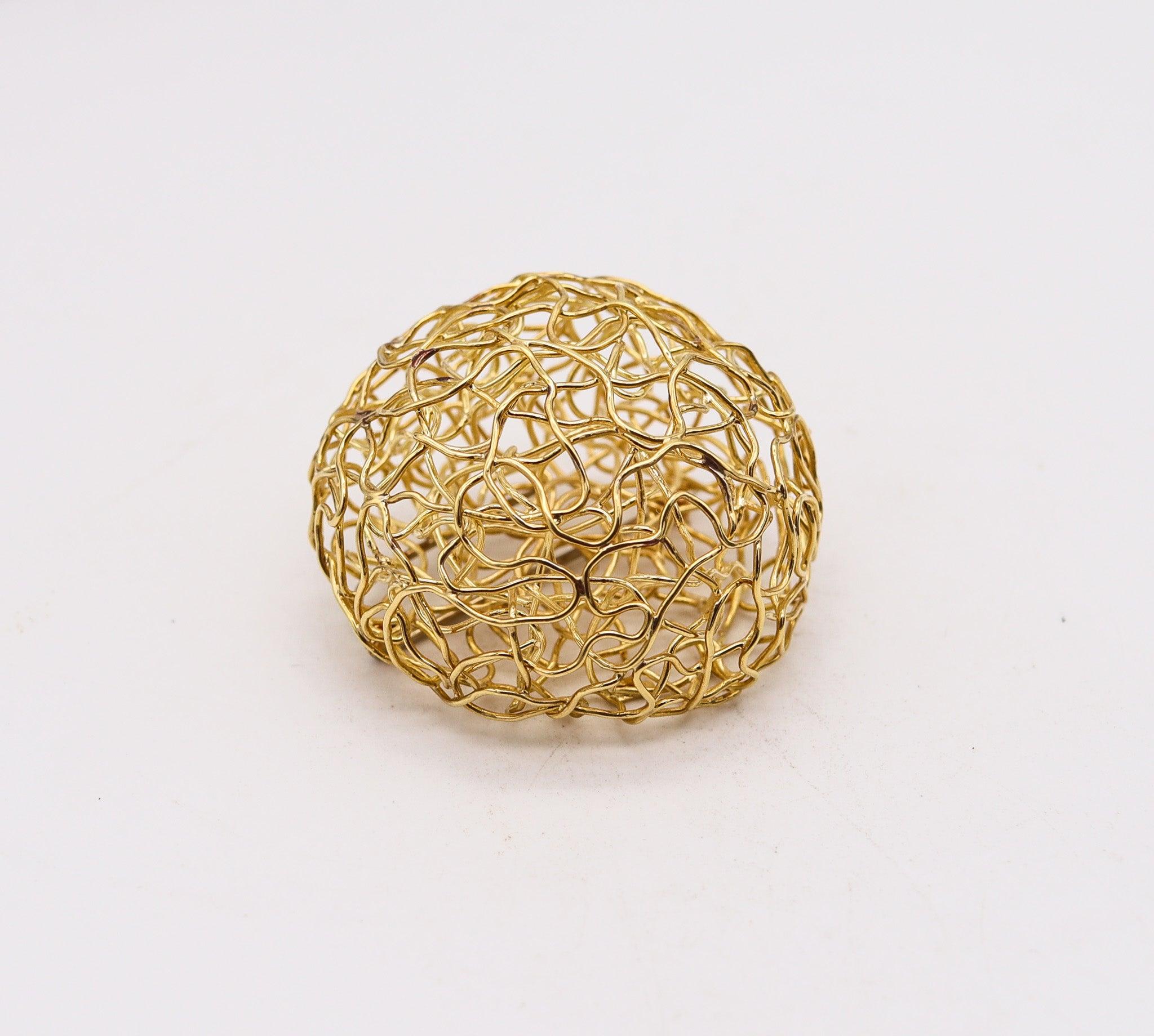 Modernist CARL BUCHERER 1970 Swiss Wired Nest Pendant-Brooch In 18Kt Yellow Gold For Sale