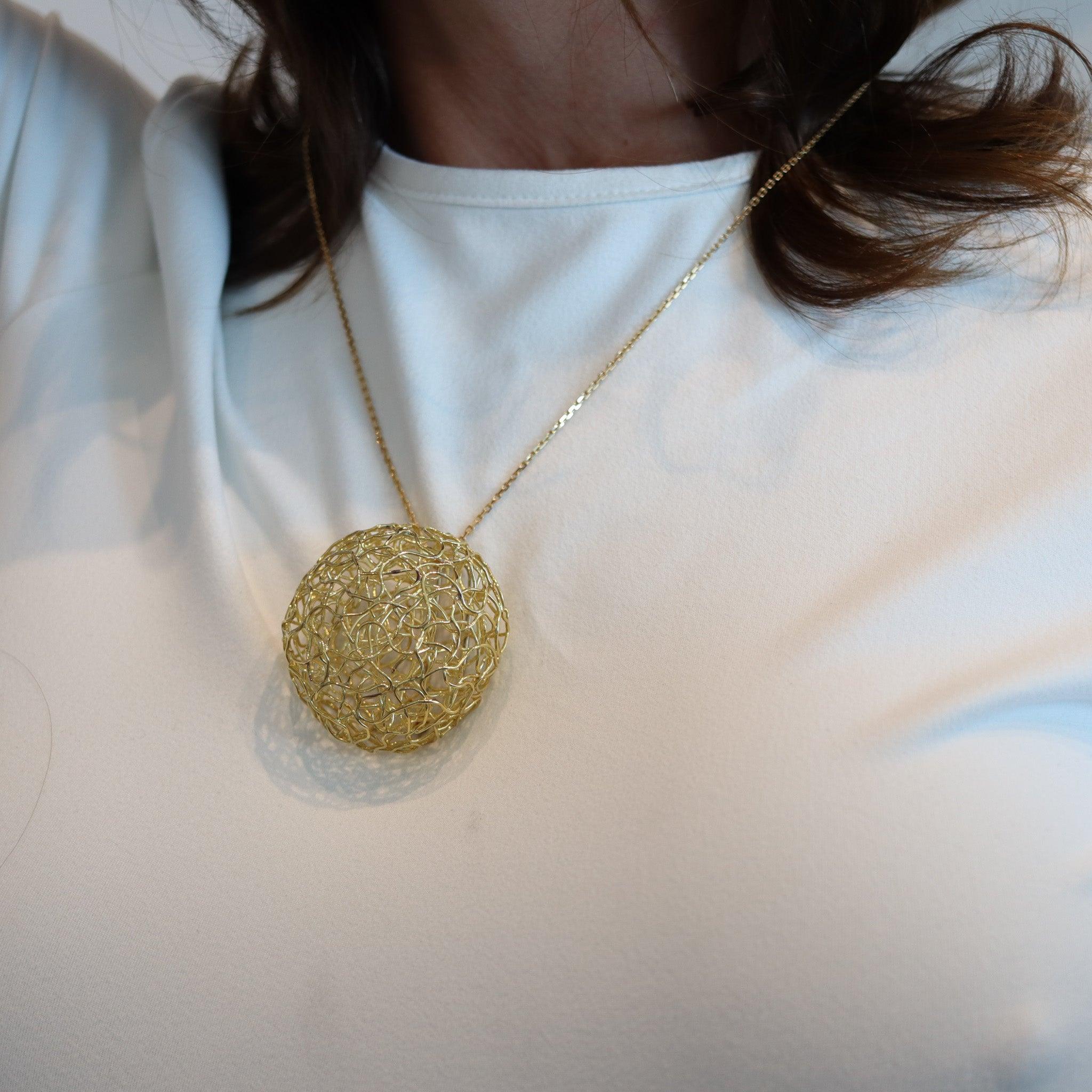 CARL BUCHERER 1970 Swiss Wired Nest Pendant-Brooch In 18Kt Yellow Gold In Excellent Condition For Sale In Miami, FL