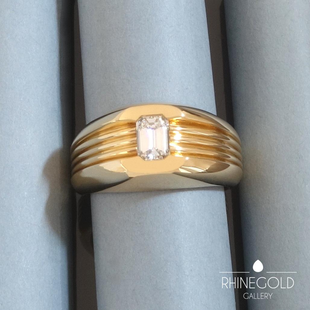 Carl Bucherer Emerald Cut Diamond Rose Gold Gents Men’s Ring In Excellent Condition In Dusseldorf, NRW