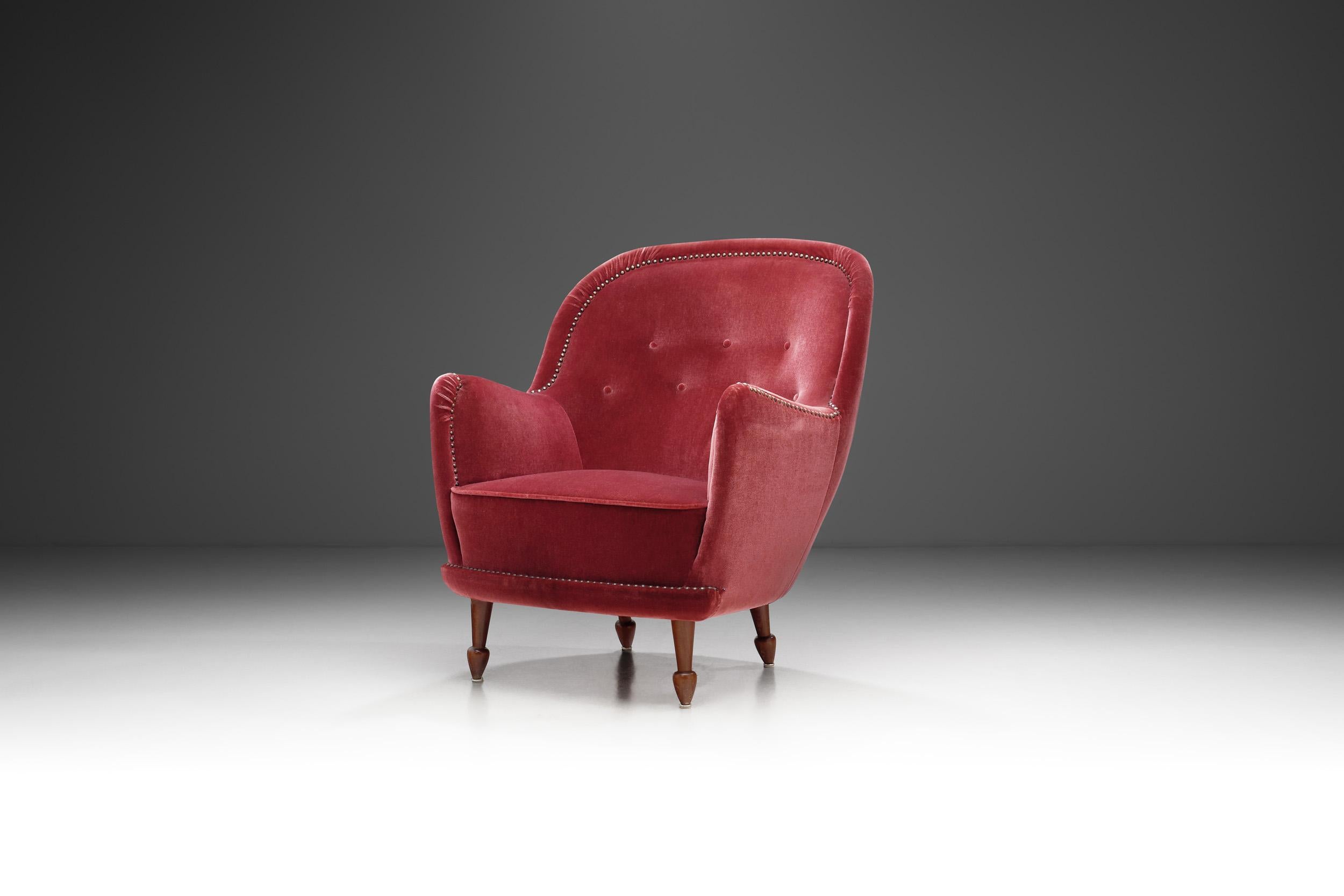 In the realm of mid-20th century Swedish furniture design, the name Carl Cederholm stands out as a luminary, who favoured the classic elegance of Swedish furniture design and combined it with modern elements. This characteristic armchair from the