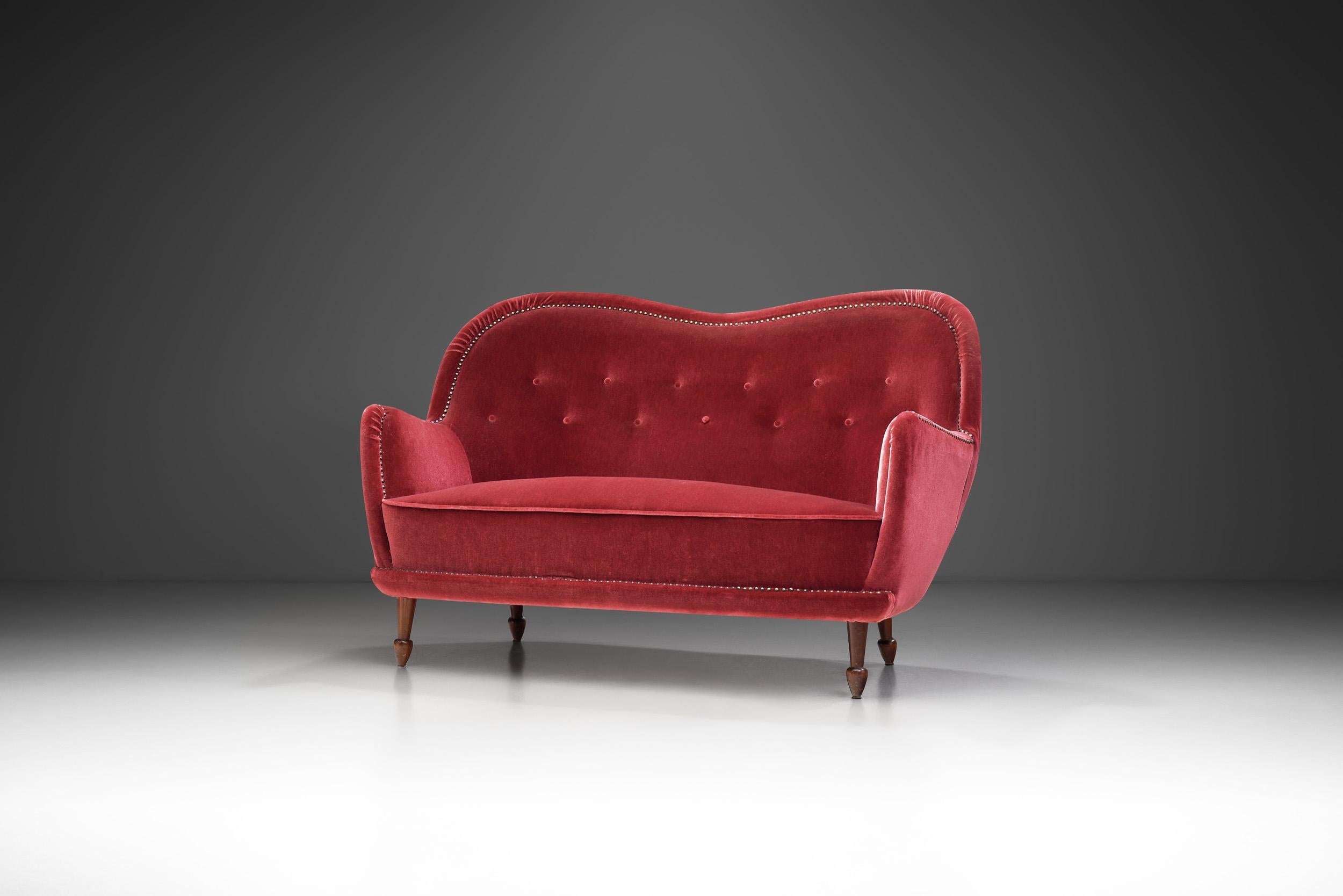 In the realm of mid-20th century Swedish furniture design, Carl Cederholm is known as a furniture designer who favoured the classic elegance of Swedish furniture design and combined it with modern elements. This characteristic sofa from the 1940s