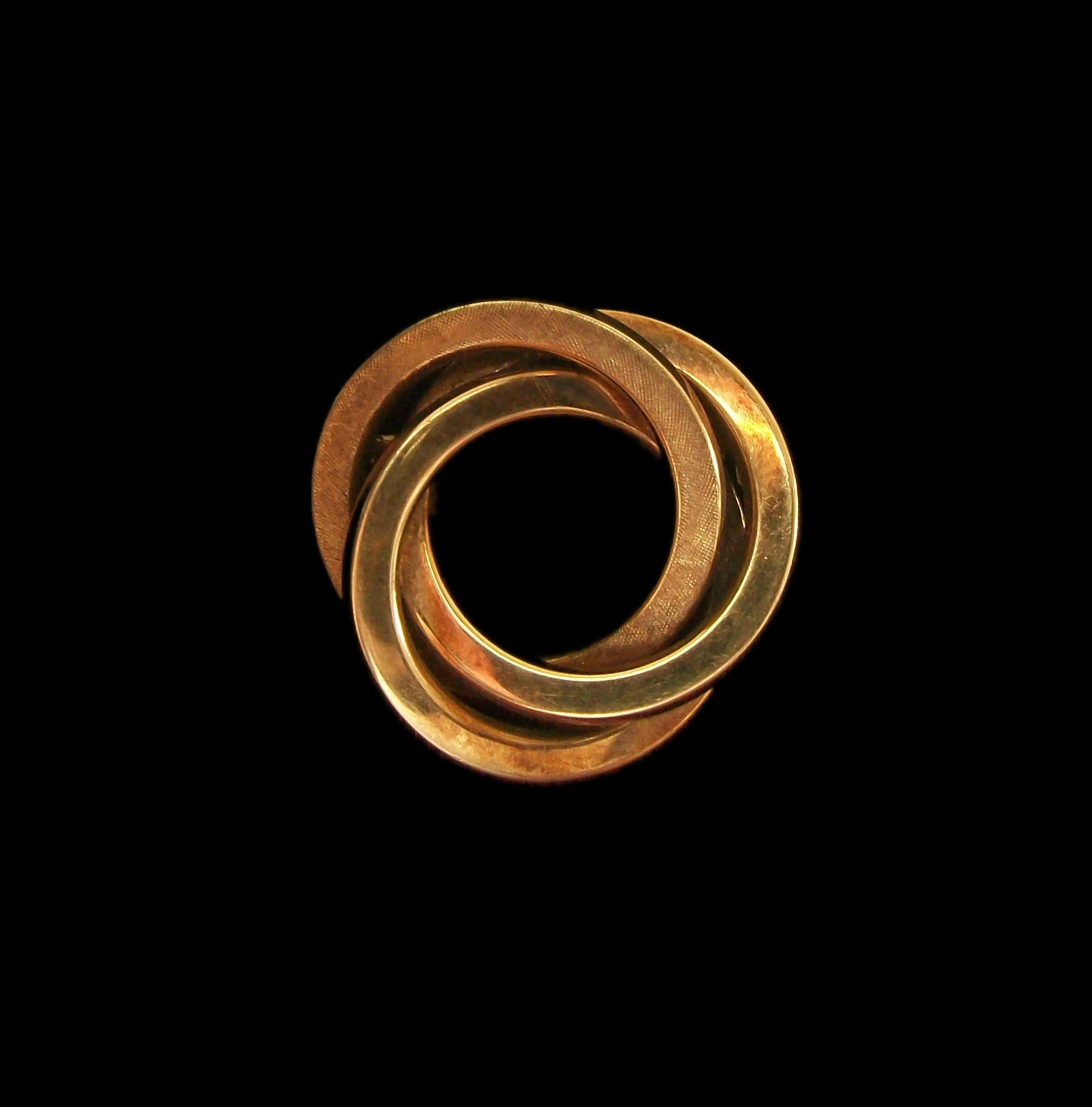 CARL CHRISTIAN FJERDINGSTAD (1891-1968) - Art Deco Brosche oder Anstecknadel aus 14K/585er Gelbgold - ein Kreis mit gedrehtem Finish - glattes Finish der anderen beiden Kreise - feinste Verarbeitung und Details - komplett handgefertigt - 585er