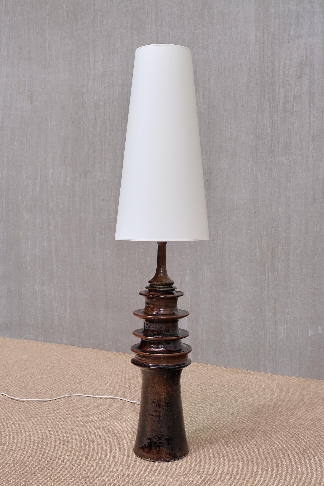 Ce lampadaire en céramique exceptionnellement rare a été conçu par l'artiste céramiste britannique Carl Cunningham Cole. La pièce a été produite en 1983 dans son propre atelier situé à Algutsboda, en Suède. Elle a été acquise par le précédent