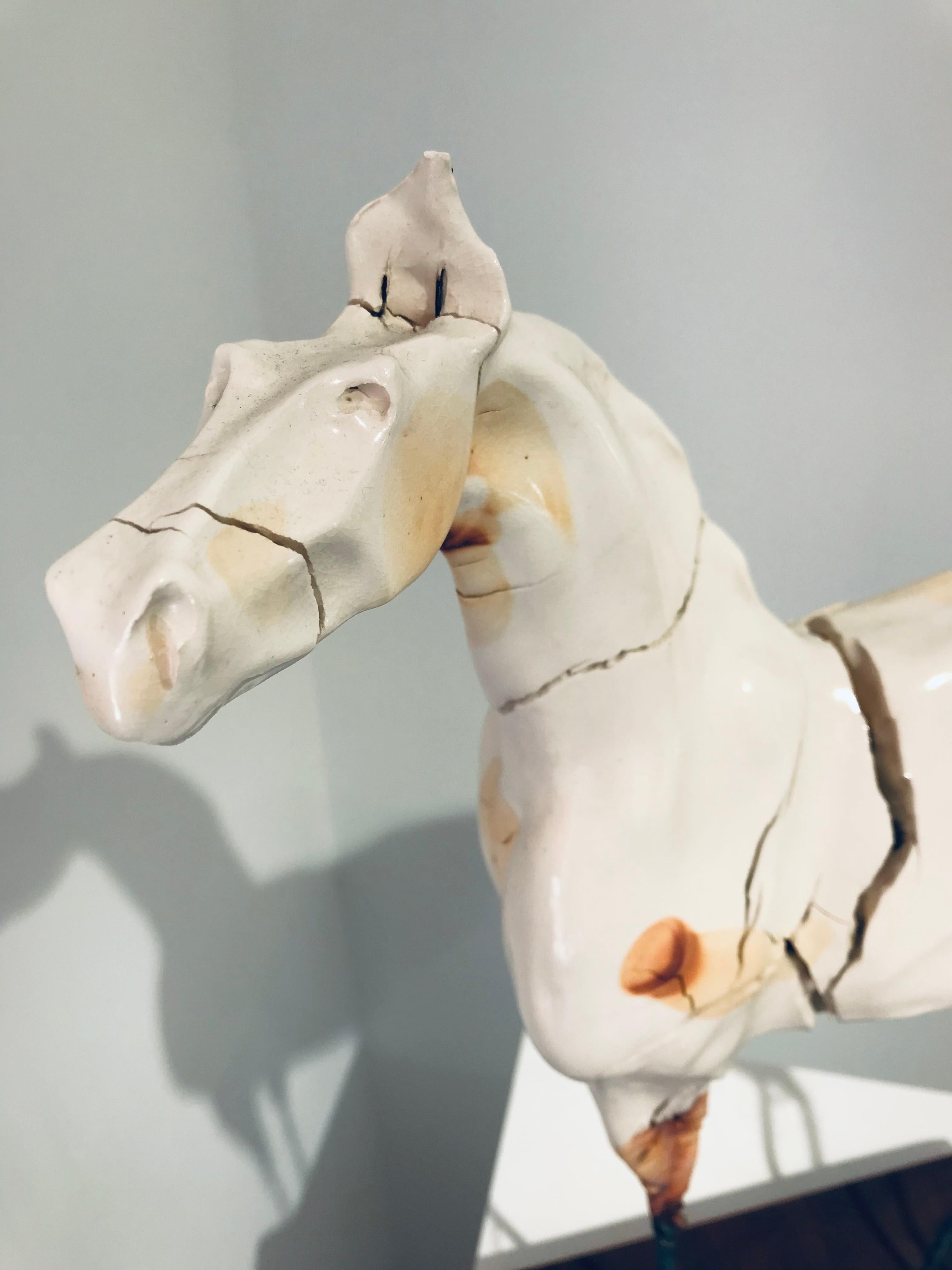 Cheval Blanc – Sculpture von Carl Dahl