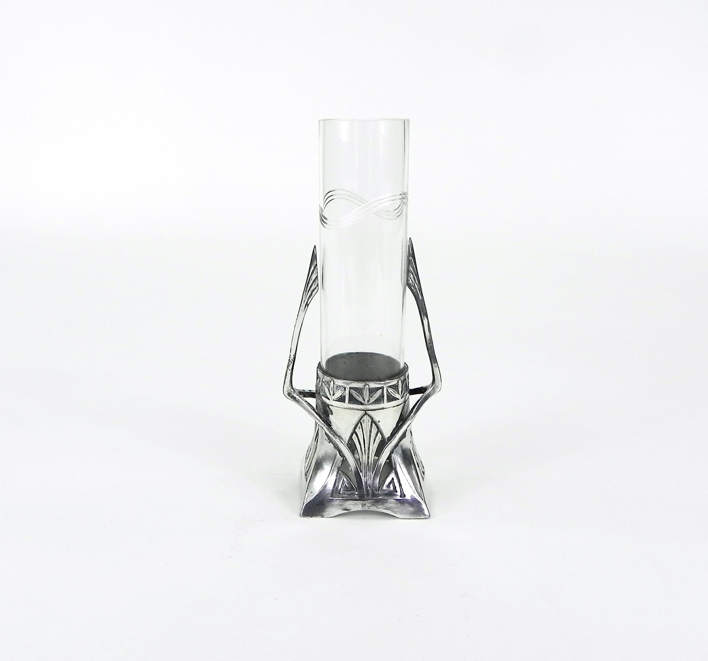 Ce vase antique en étain et verre de Carl Condit (1856-1948), de style Art Nouveau Jugendstil, a été fabriqué vers 1900 et est en excellent état. Pas de bosses, de pièces manquantes ou de réparations sur le support en étain. L'étain semble présenter