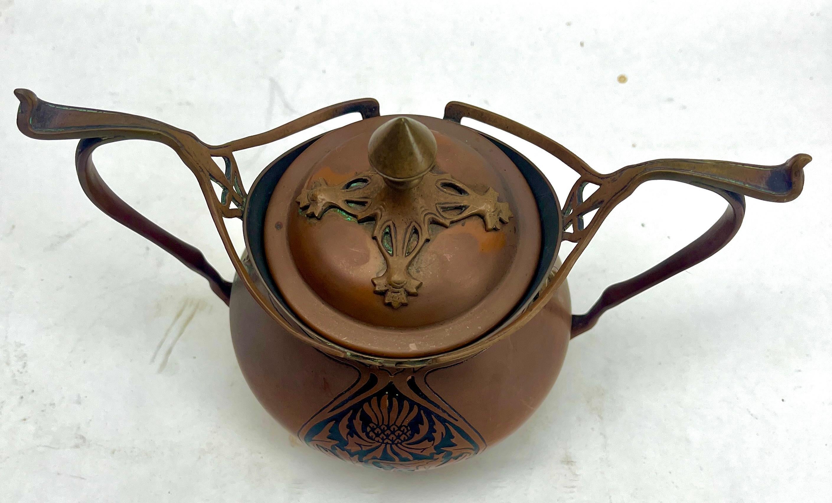 Carl Deffner, Esslingen Un tre pezzi in rame e ottone in stile Arts & Crafts.  circa 1900 in vendita 3