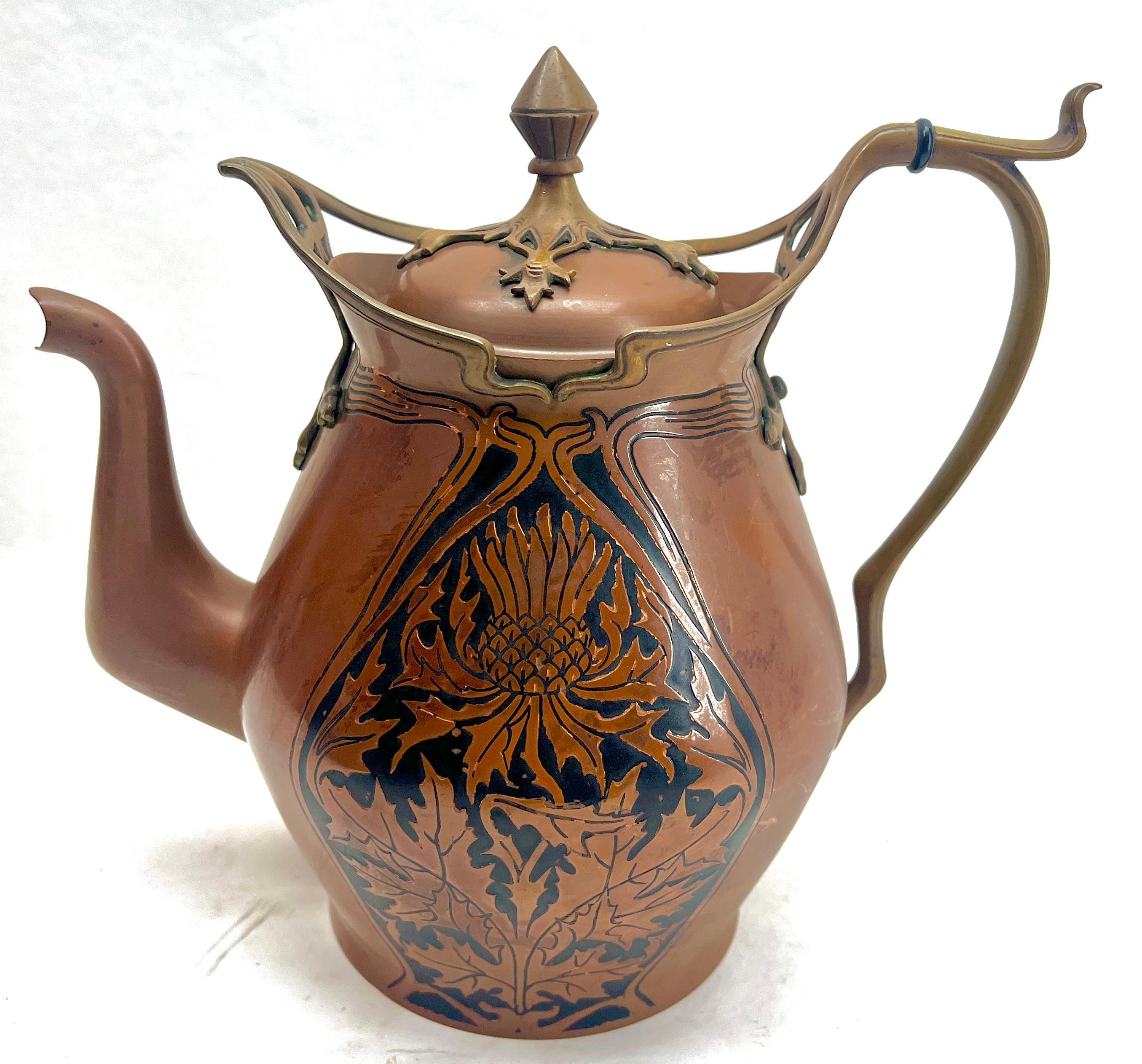 Superbo Jugendstil in rame e ottone realizzato dalla famosa C.A.D.E. Works di Carl Deffner di Esslingen, Germania. 

Un set da caffè o da tè in rame rosso in tre pezzi su un vassoio di presentazione abbinato. Il tutto con montature in ottone,