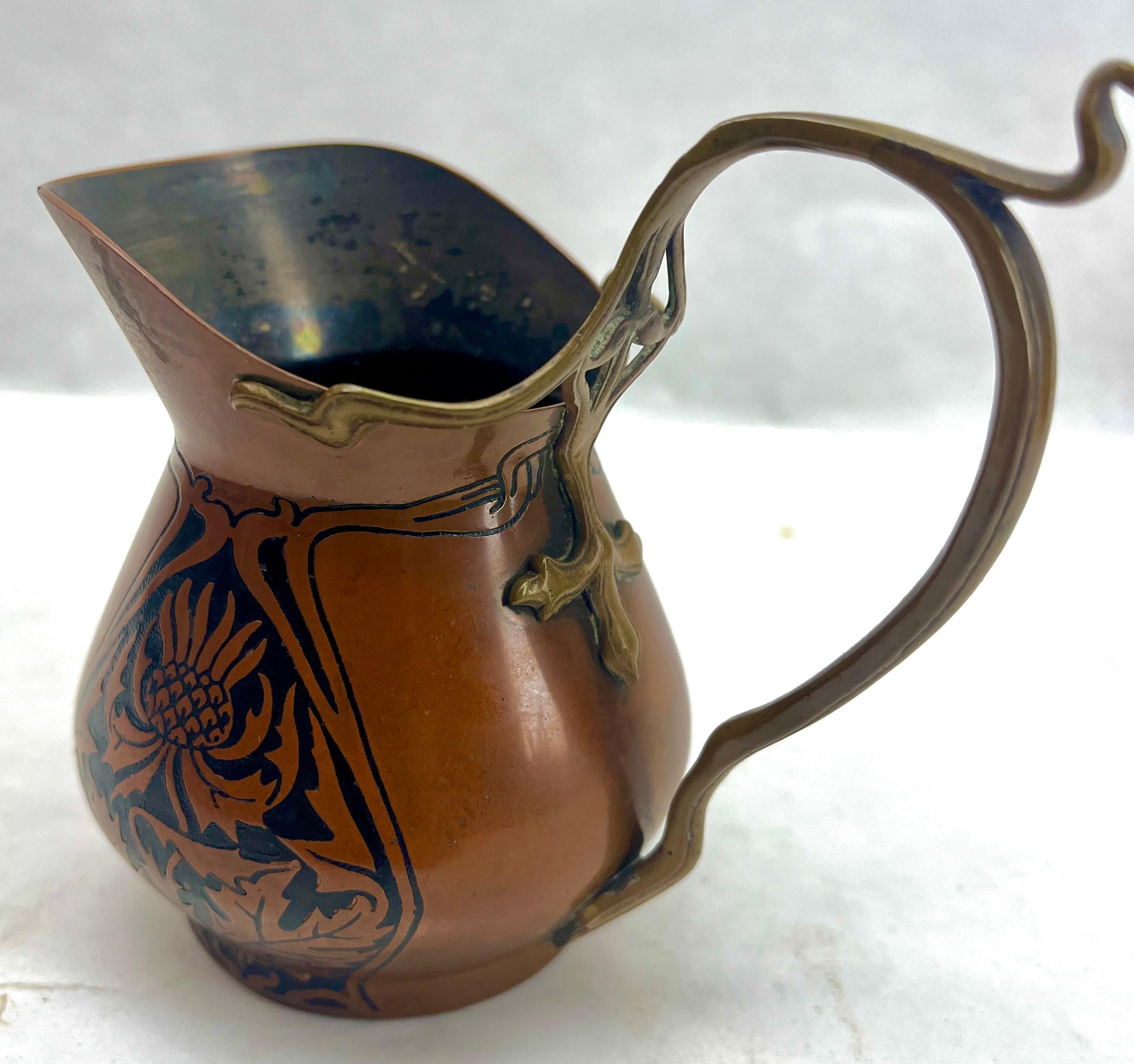 Forgiato Carl Deffner, Esslingen Un tre pezzi in rame e ottone in stile Arts & Crafts.  circa 1900 in vendita