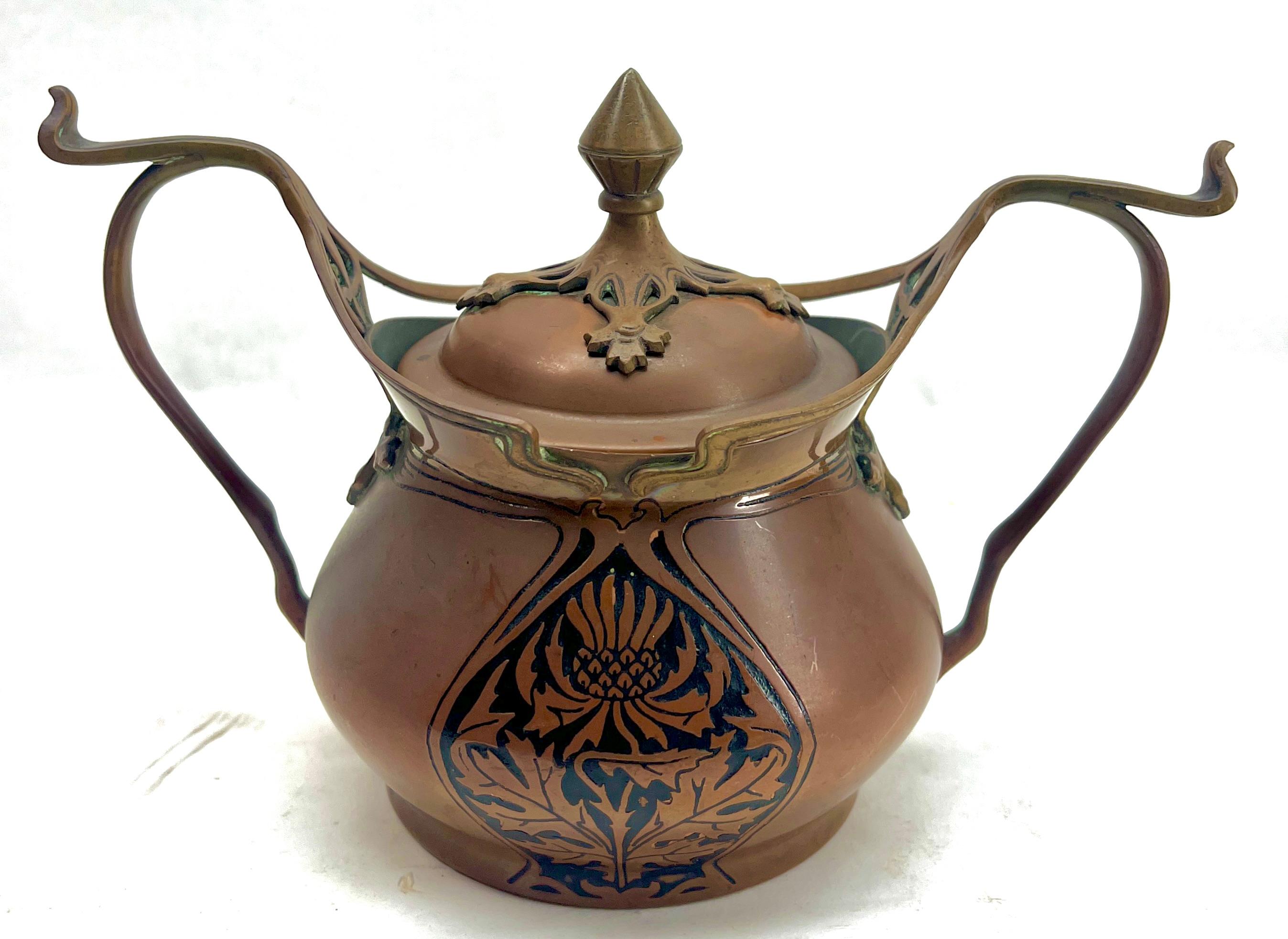 Inizio XX secolo Carl Deffner, Esslingen Un tre pezzi in rame e ottone in stile Arts & Crafts.  circa 1900 in vendita