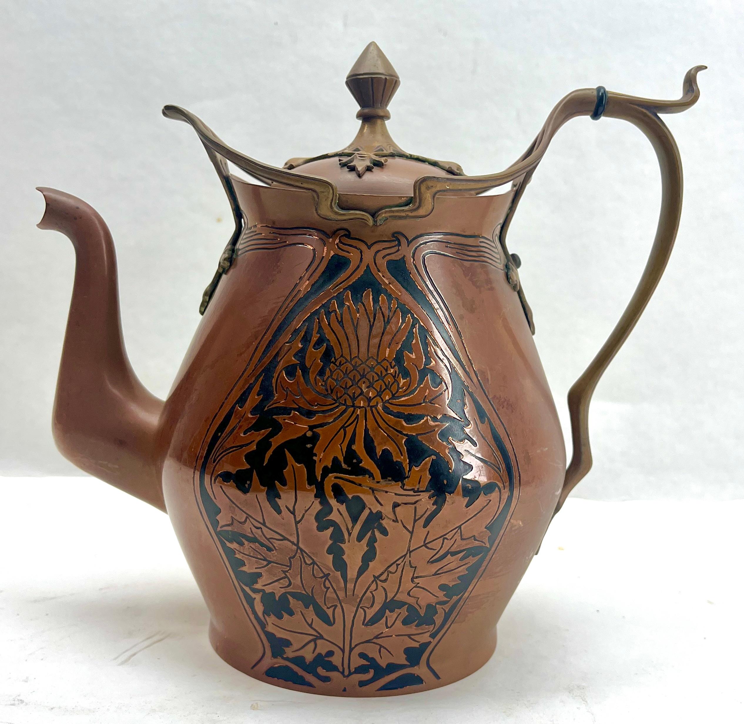 Ottone Carl Deffner, Esslingen Un tre pezzi in rame e ottone in stile Arts & Crafts.  circa 1900 in vendita