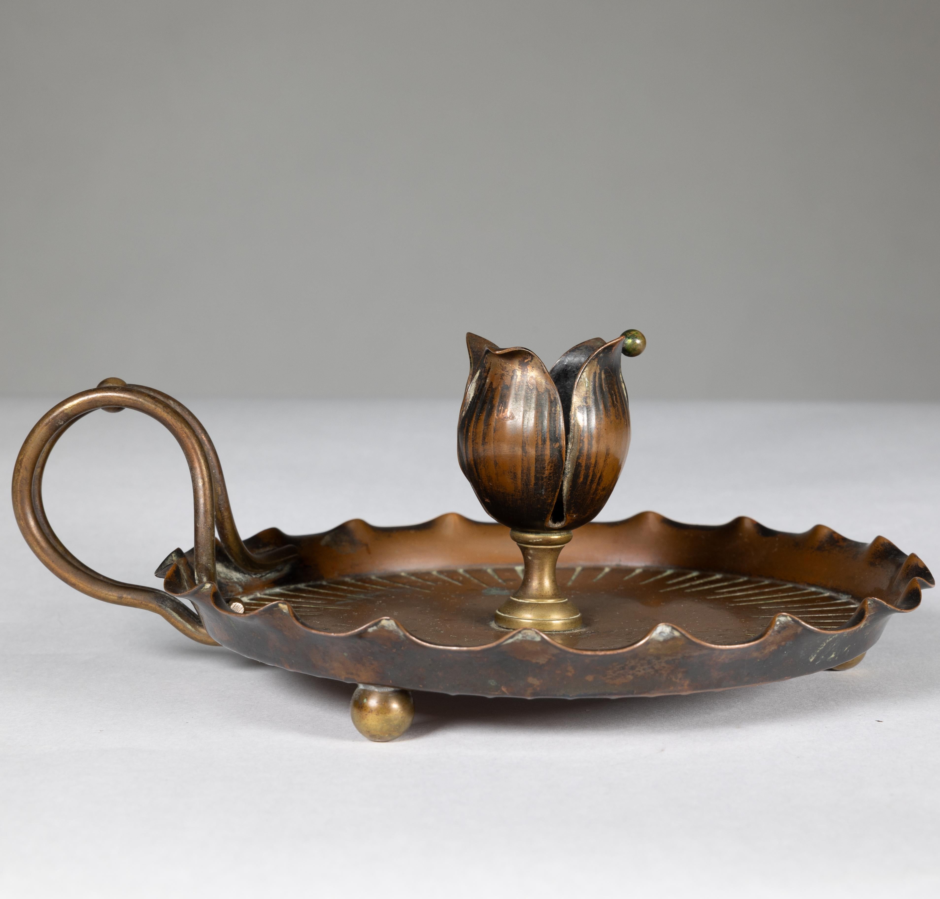 Arts and Crafts Carl Deffner. Allemagne. Un bougeoir de chambre Arts & Crafts en cuivre en vente