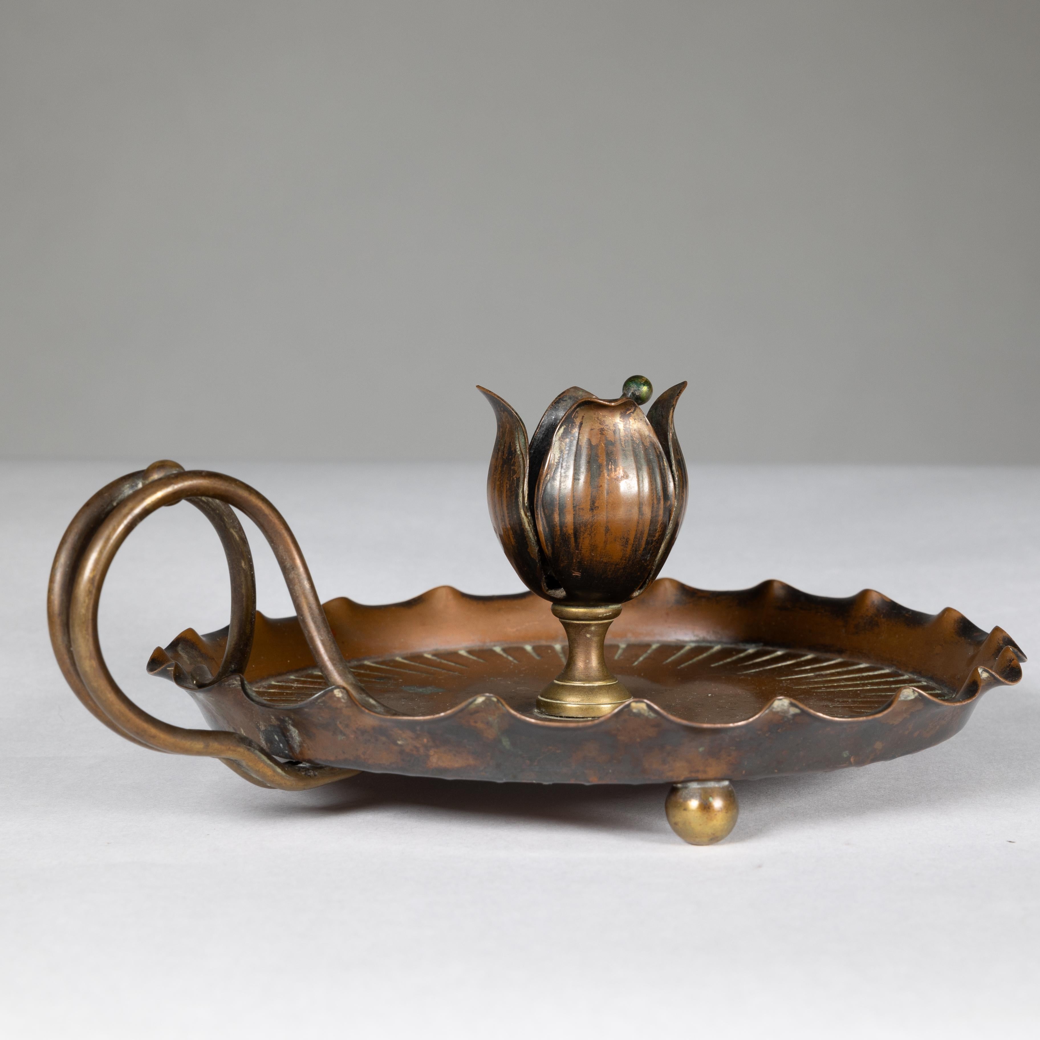 Début du 20ème siècle Carl Deffner. Allemagne. Un bougeoir de chambre Arts & Crafts en cuivre en vente