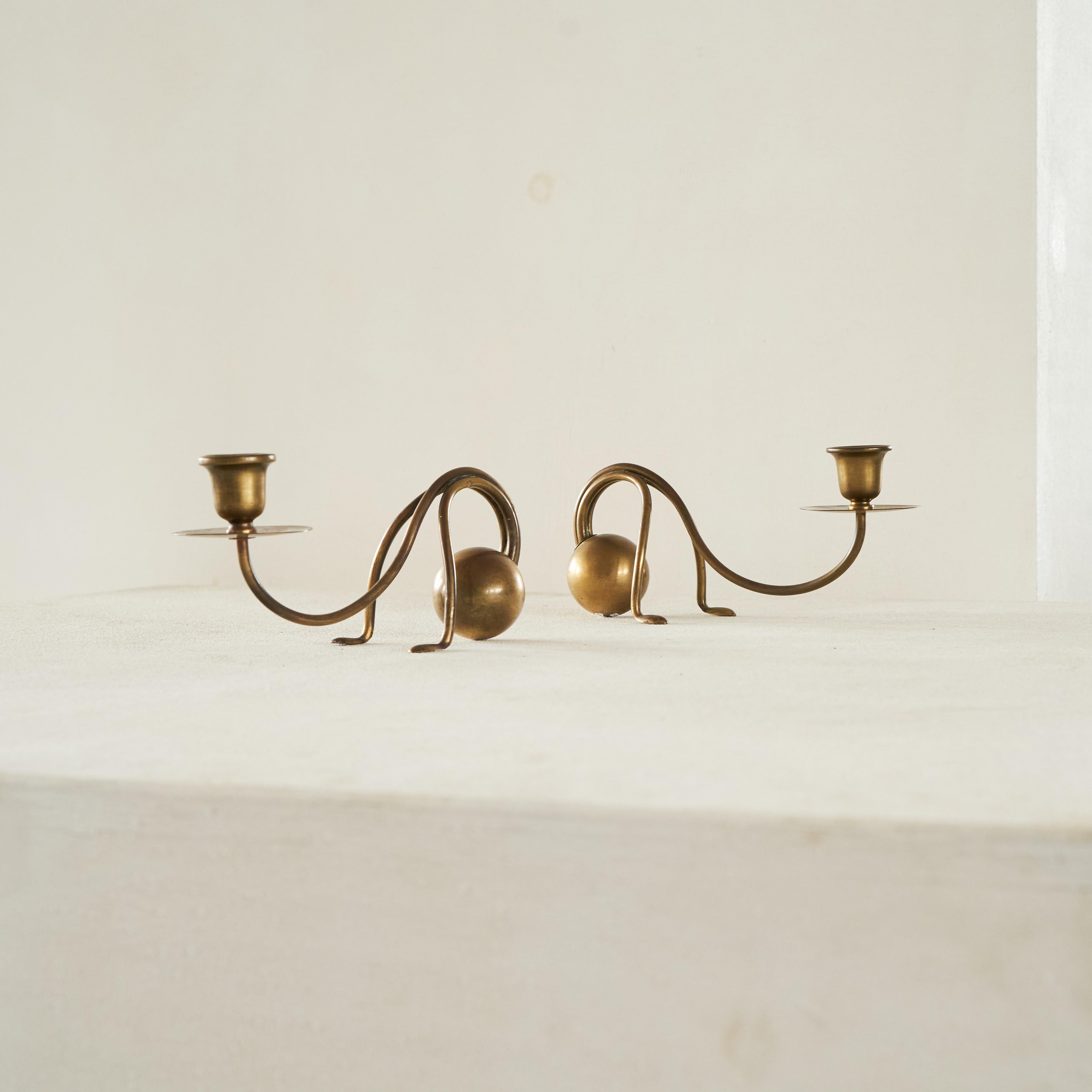 Paire de chandeliers à contrepoids Carl Deffner, Allemagne, années 1920.

Merveilleuse et amusante paire de chandeliers à contrepoids du célèbre artiste Carl Deffner d'Esslingen en Allemagne. Exécution au début du 20e siècle, très probablement dans