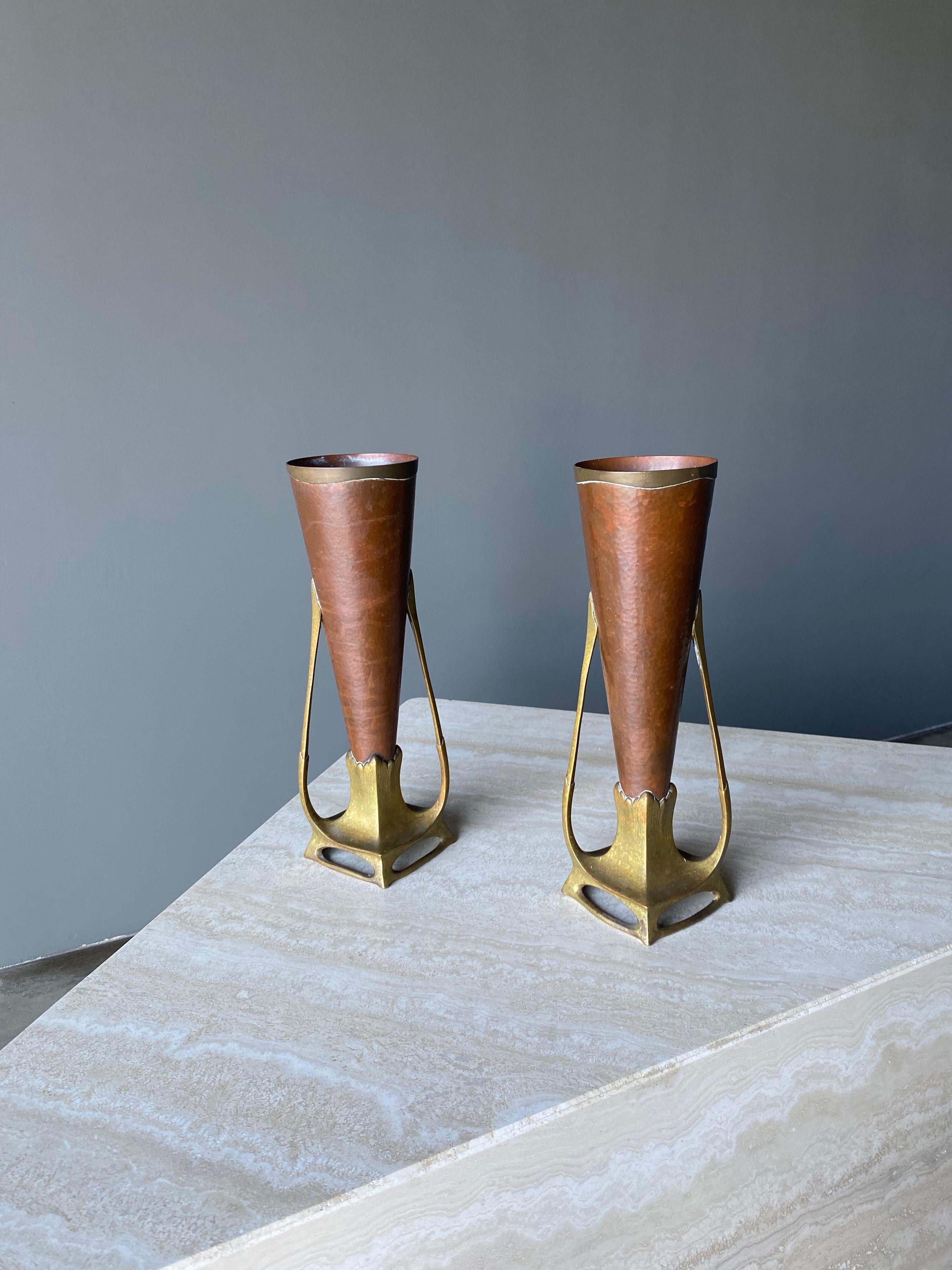 Carl Deffner Pair of Hammered Copper & Cast Bronze Vases, Germany, circa 1900 For Sale 5