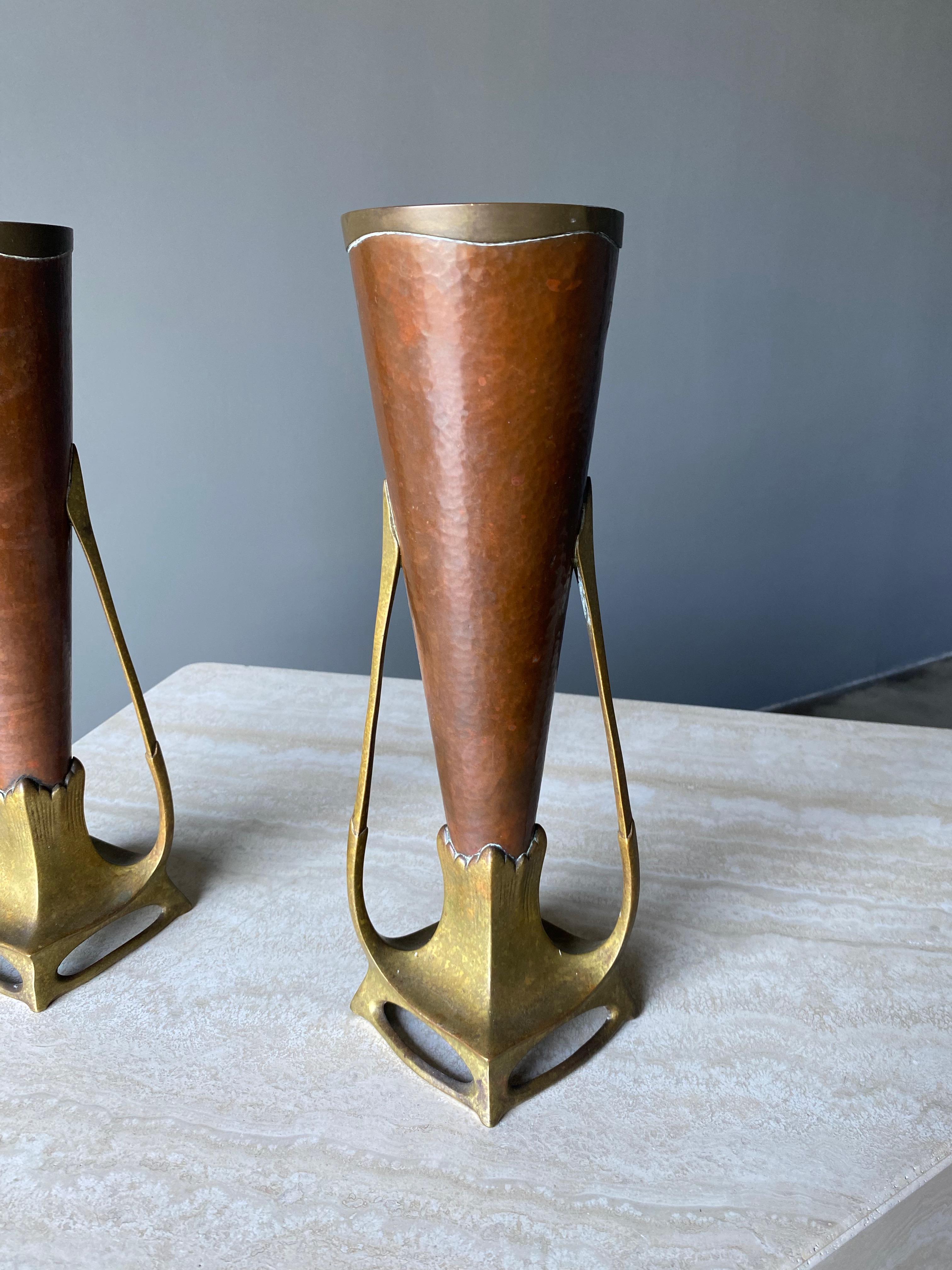 Carl Deffner Pair of Hammered Copper & Cast Bronze Vases, Germany, circa 1900 For Sale 6