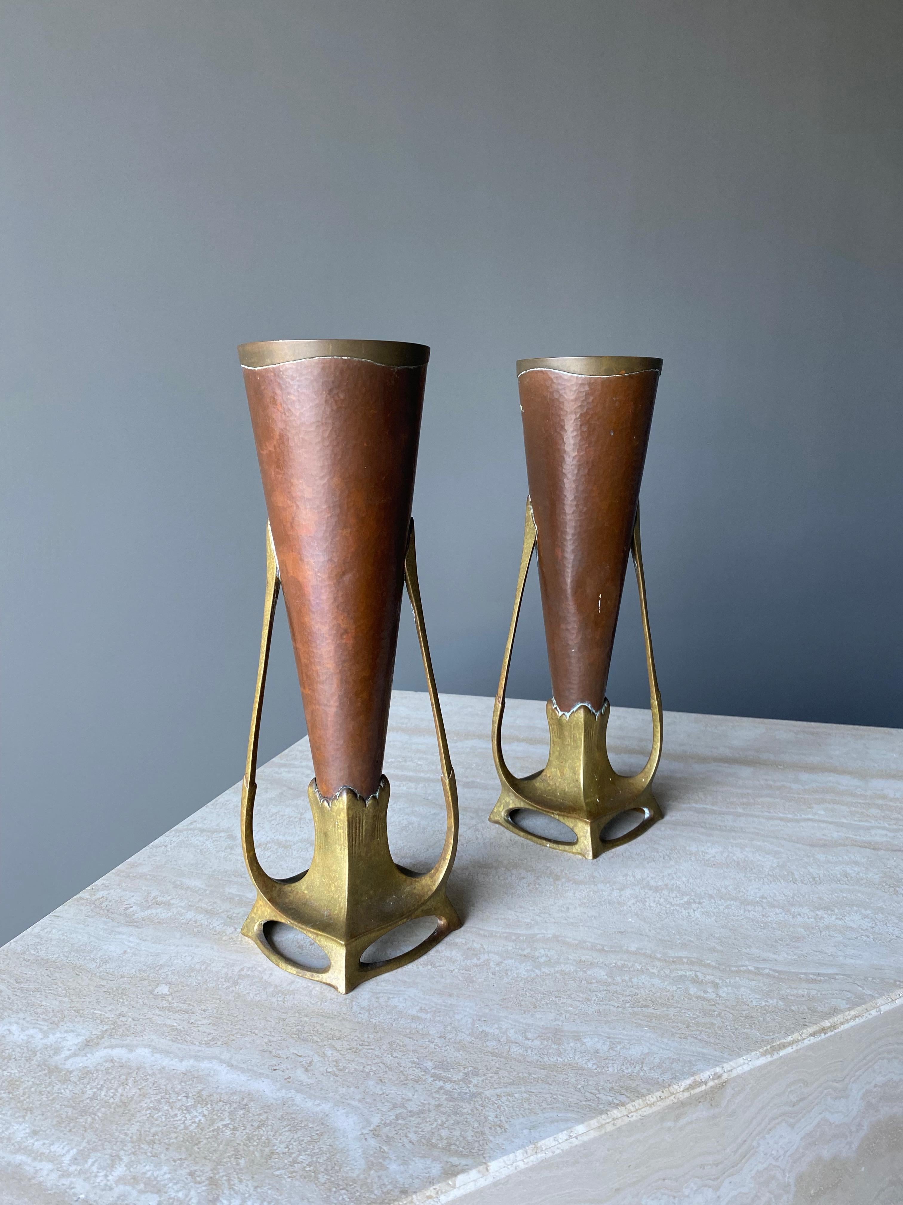 Carl Deffner Pair of Hammered Copper & Cast Bronze Vases, Germany, circa 1900 For Sale 8