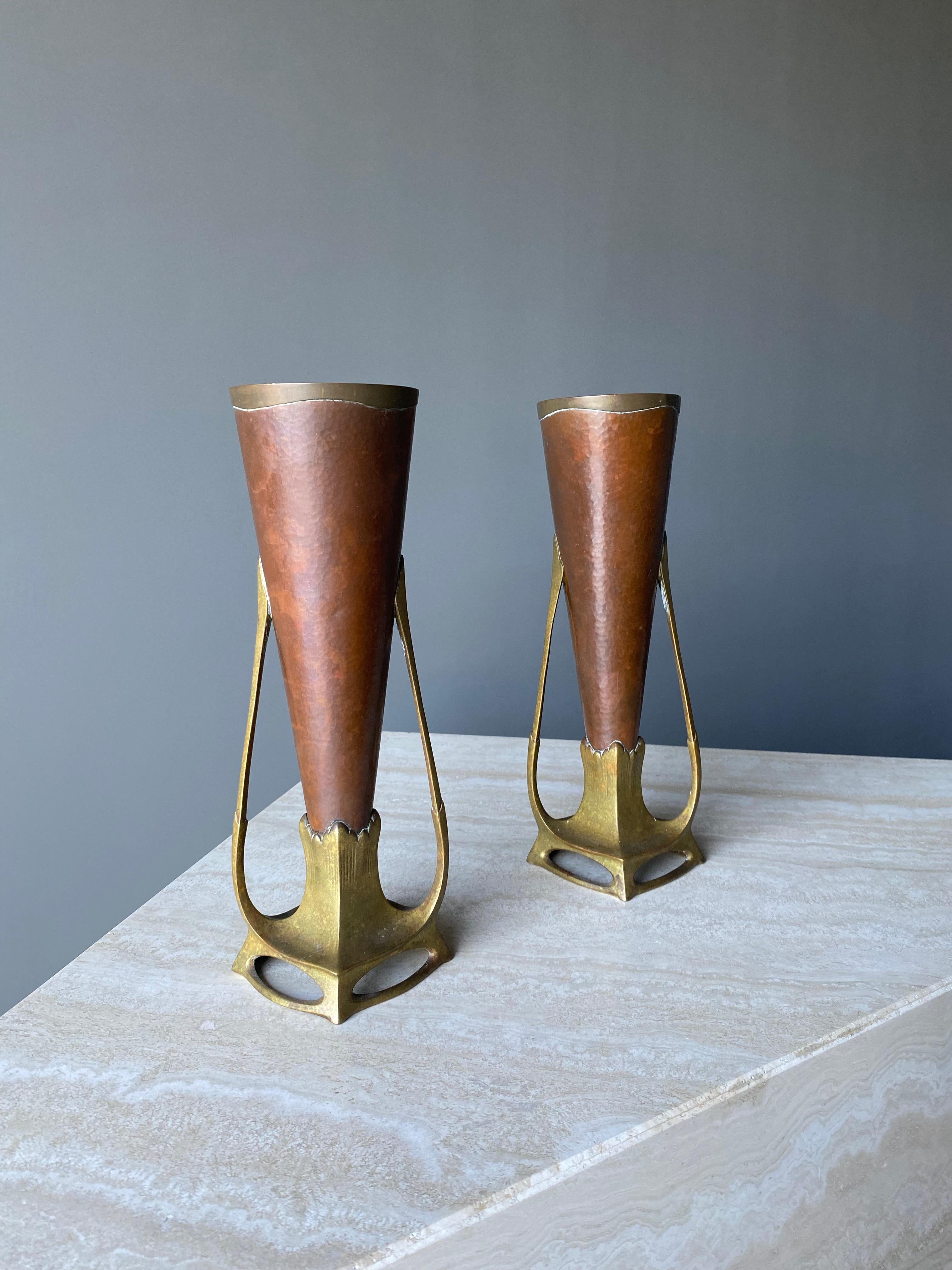 Carl Deffner Pair of Hammered Copper & Cast Bronze Vases, Germany, circa 1900 For Sale 11