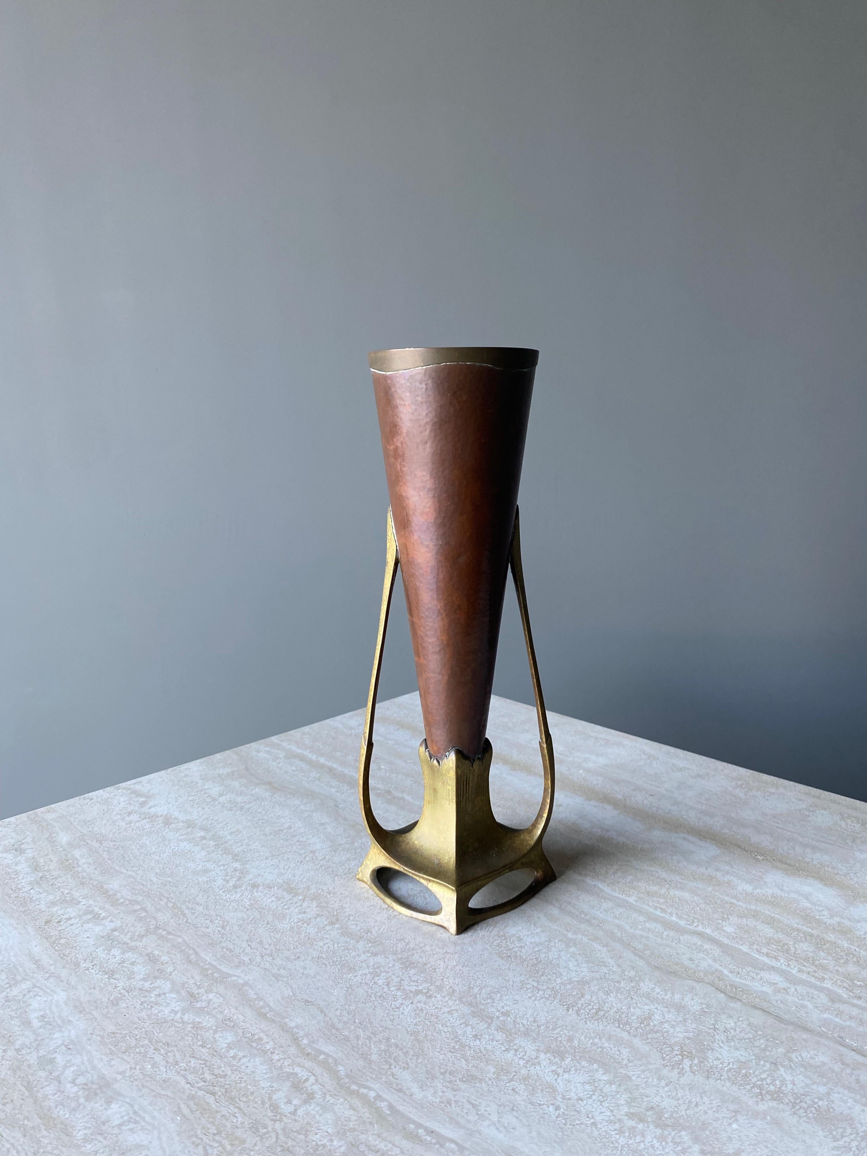 Art Nouveau Carl Deffner Coppia di vasi in rame martellato e bronzo fuso, Germania, circa 1900 in vendita