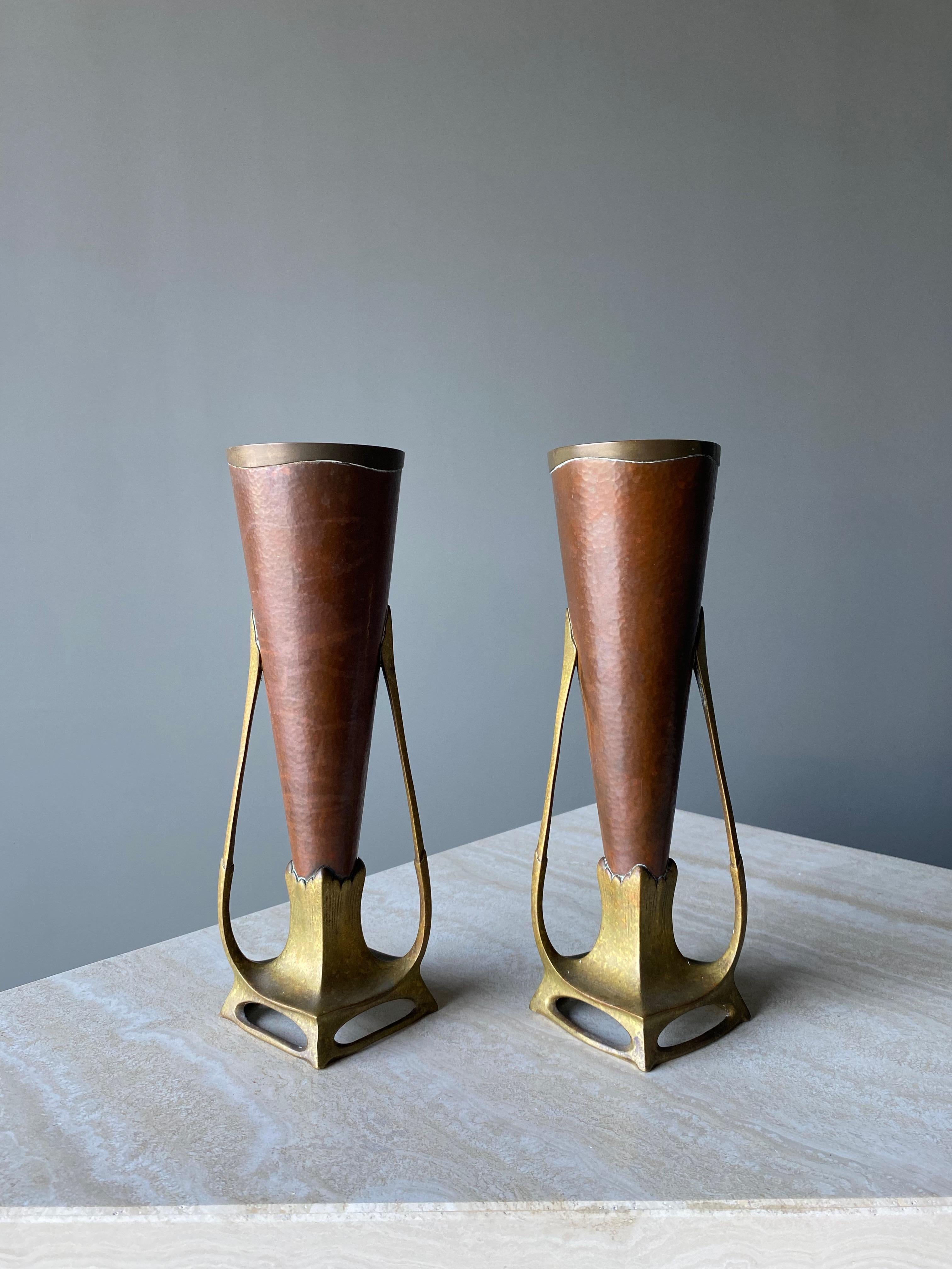 Hand-Crafted Carl Deffner Pair of Hammered Copper & Cast Bronze Vases, Germany, circa 1900 For Sale