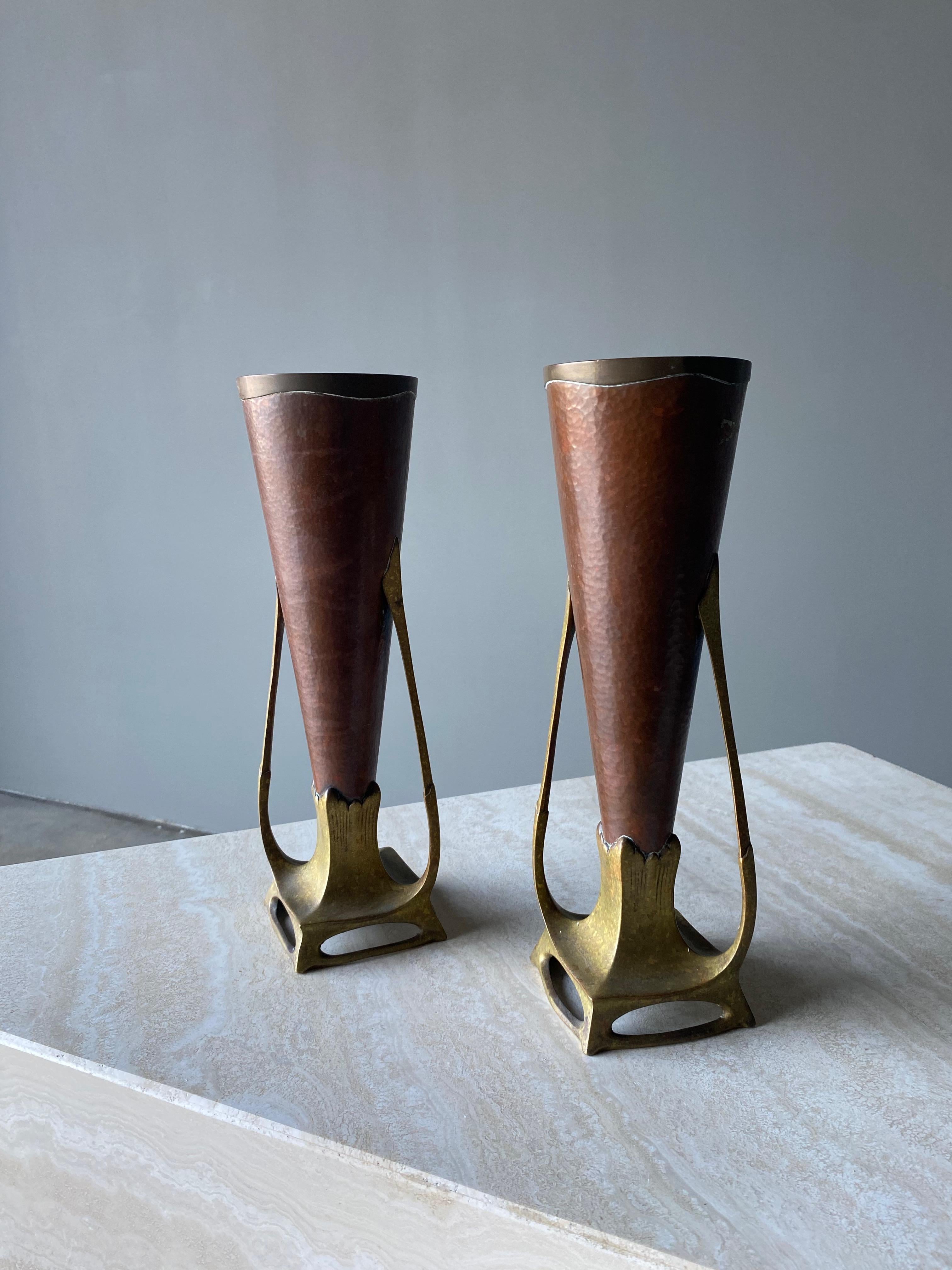 Carl Deffner Pair of Hammered Copper & Cast Bronze Vases, Germany, circa 1900 In Good Condition For Sale In Costa Mesa, CA