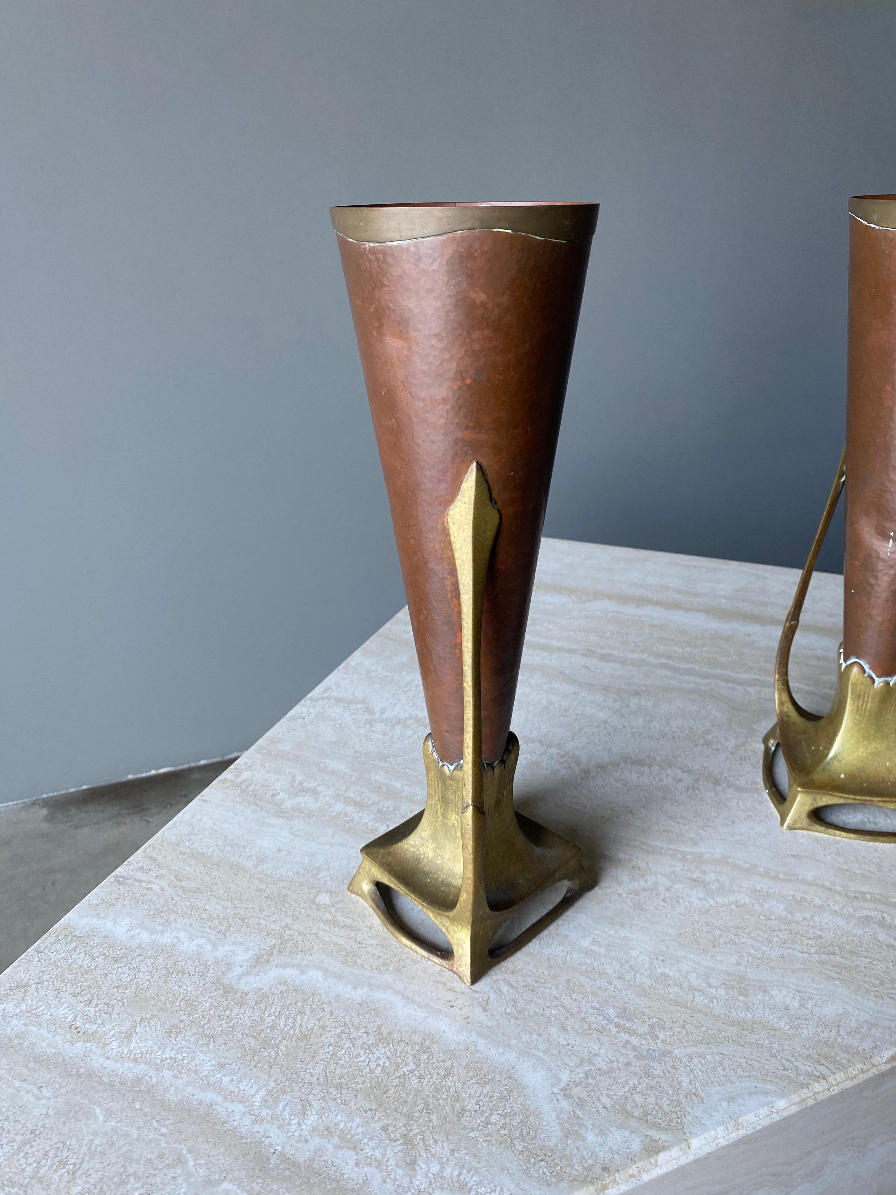 Carl Deffner Pair of Hammered Copper & Cast Bronze Vases, Germany, circa 1900 For Sale 1