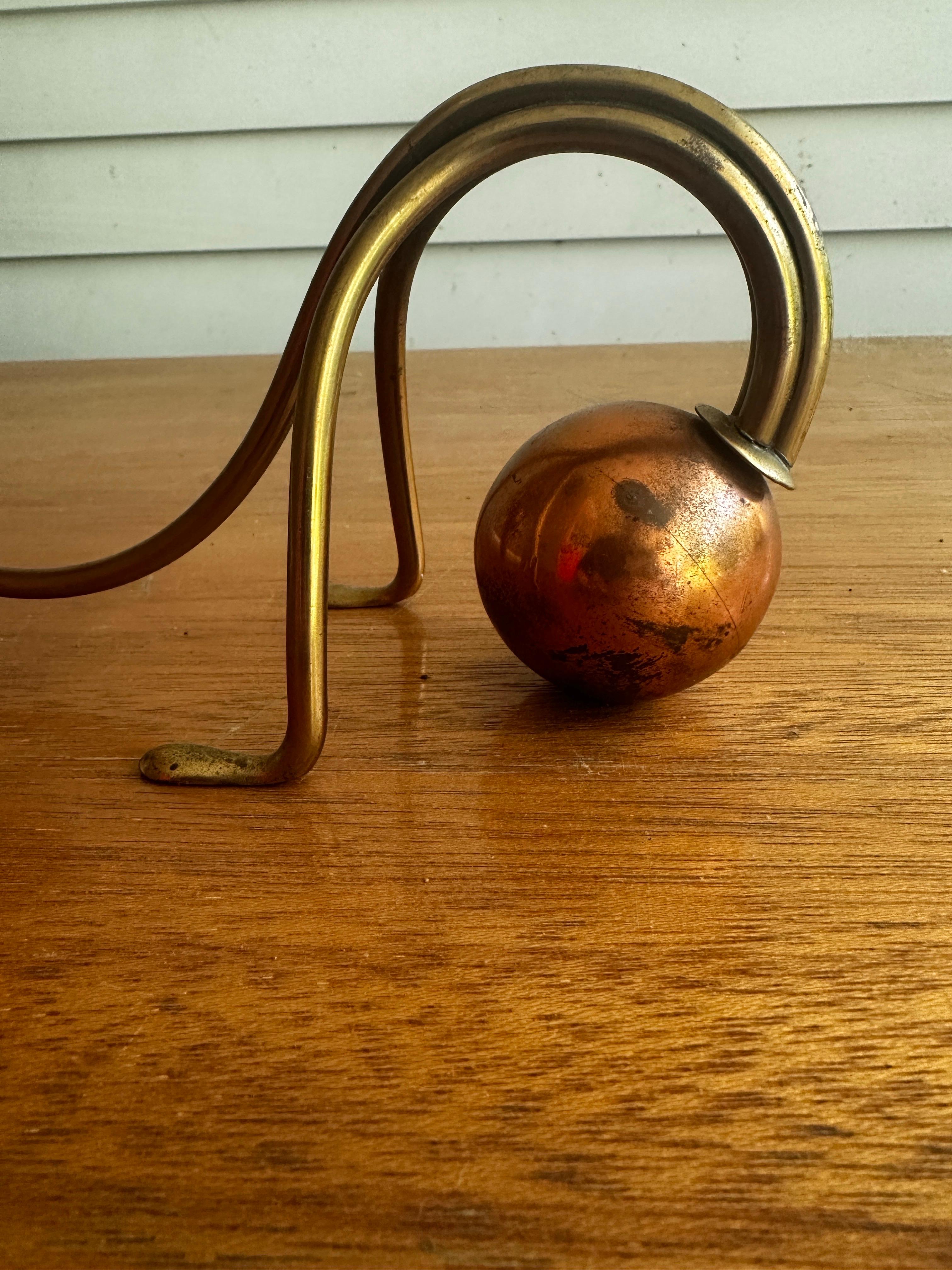 Modello 518, catalogato e documentato dell'epoca. 

Mostra la patina dell'età, non lucidato. Con piastra di sgocciolamento della candela sotto la tazza della candela. 

Timbro con marchio CDE sul fondo. 