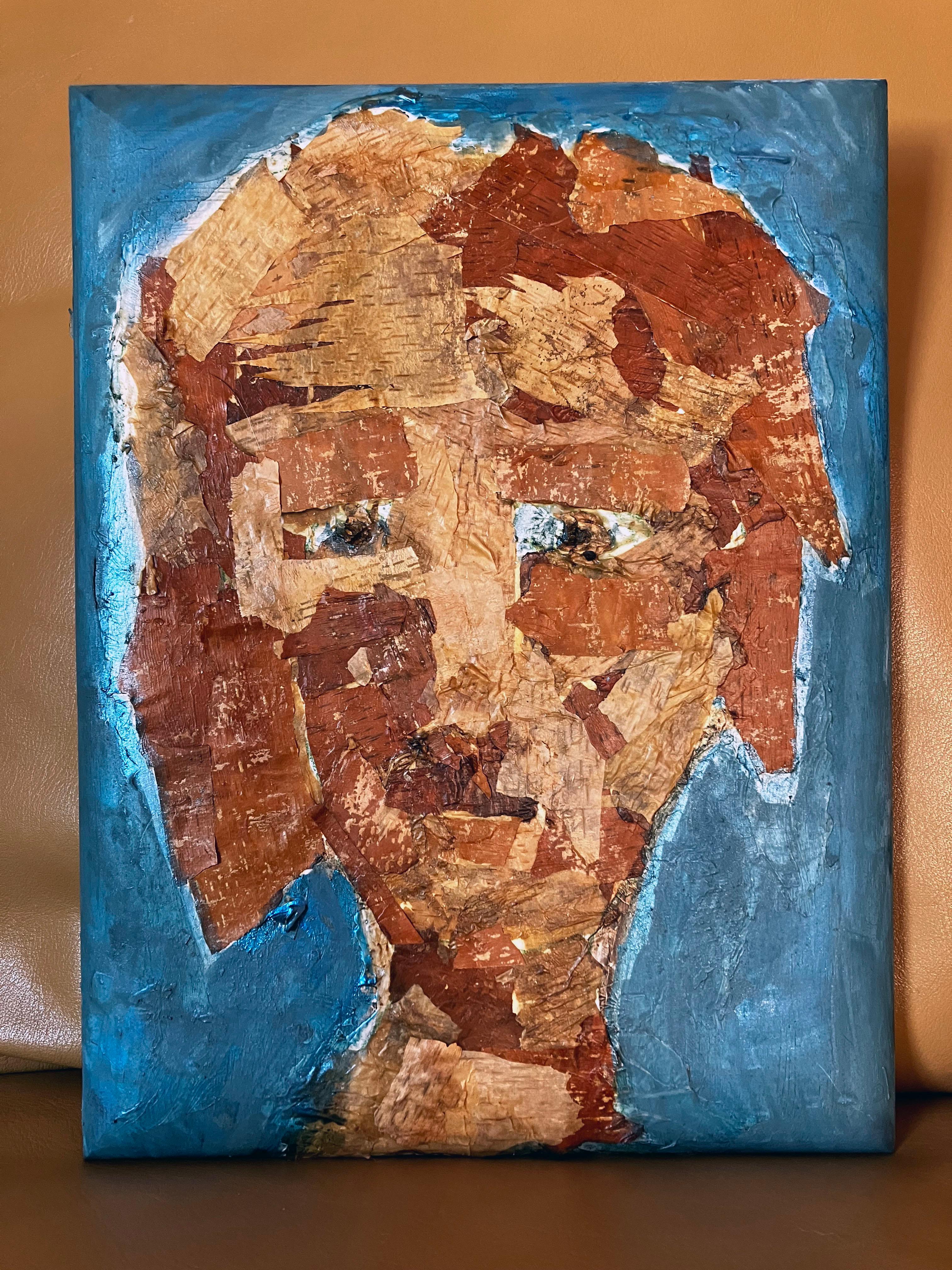 Face humaine bleue et terreuse 1000 ans, écorce d'arbre de bouleau, élément naturel - Painting de C. Dimitri