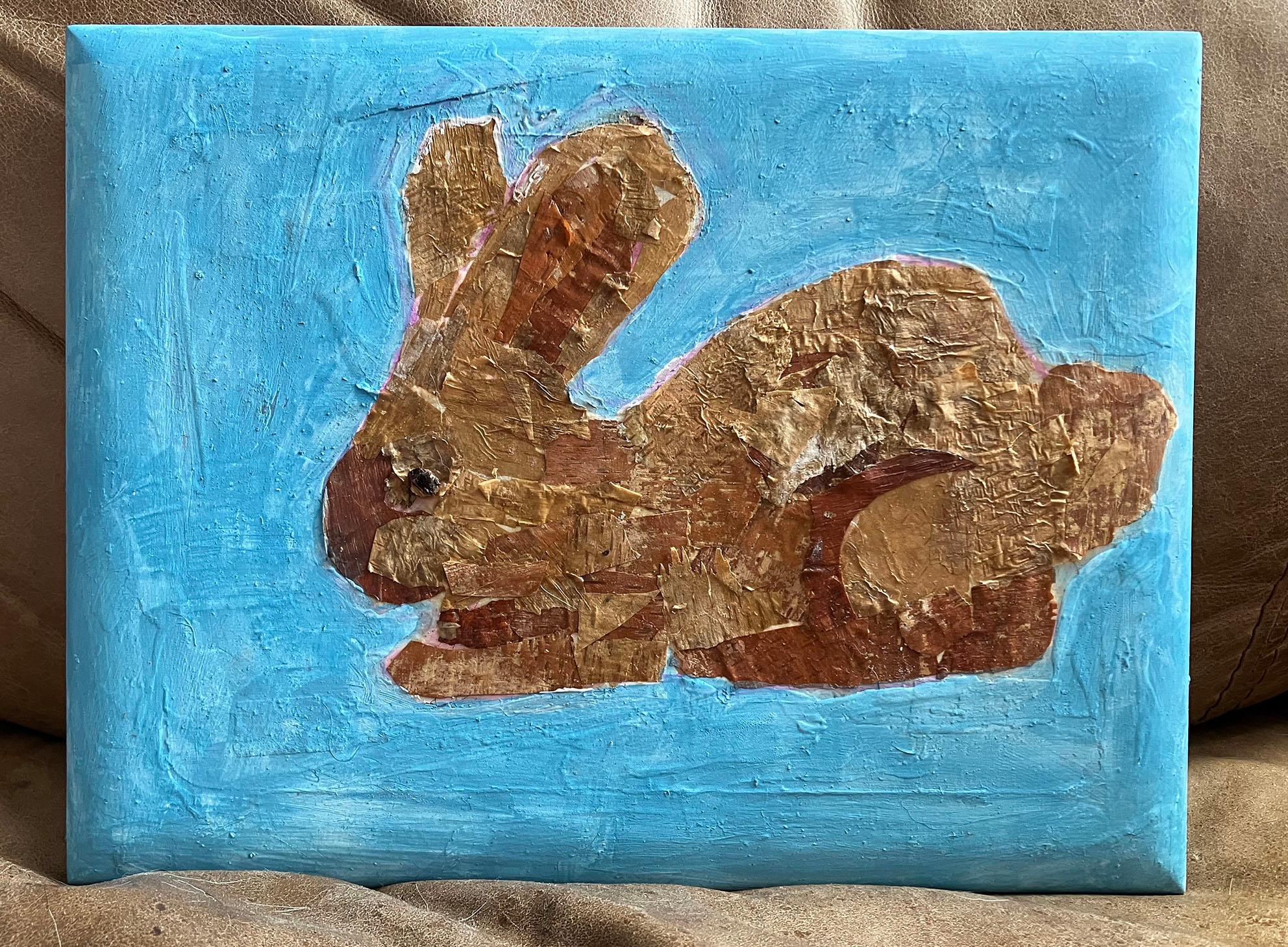 Lapin en bouleau joyeux, peinture d'animaux sur panneau - Artisanat Mixed Media Art par C. Dimitri