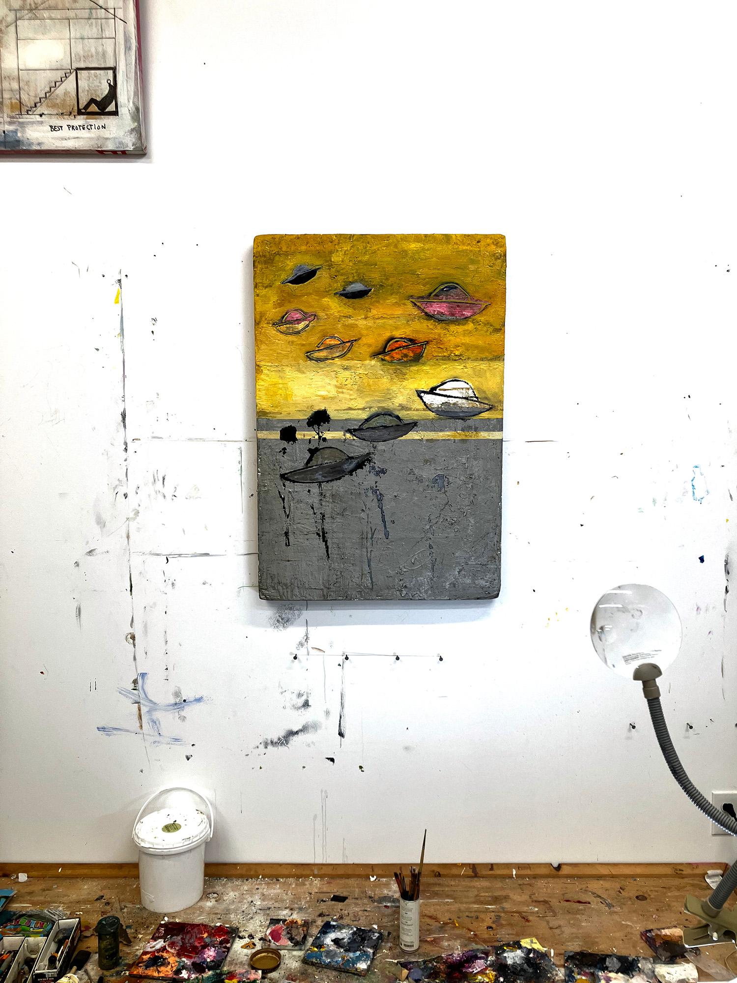 Pintura al óleo y pintura de techo de acero sobre caja de panadero antigua. Objeto reutilizado, colorido, alegre, irónico