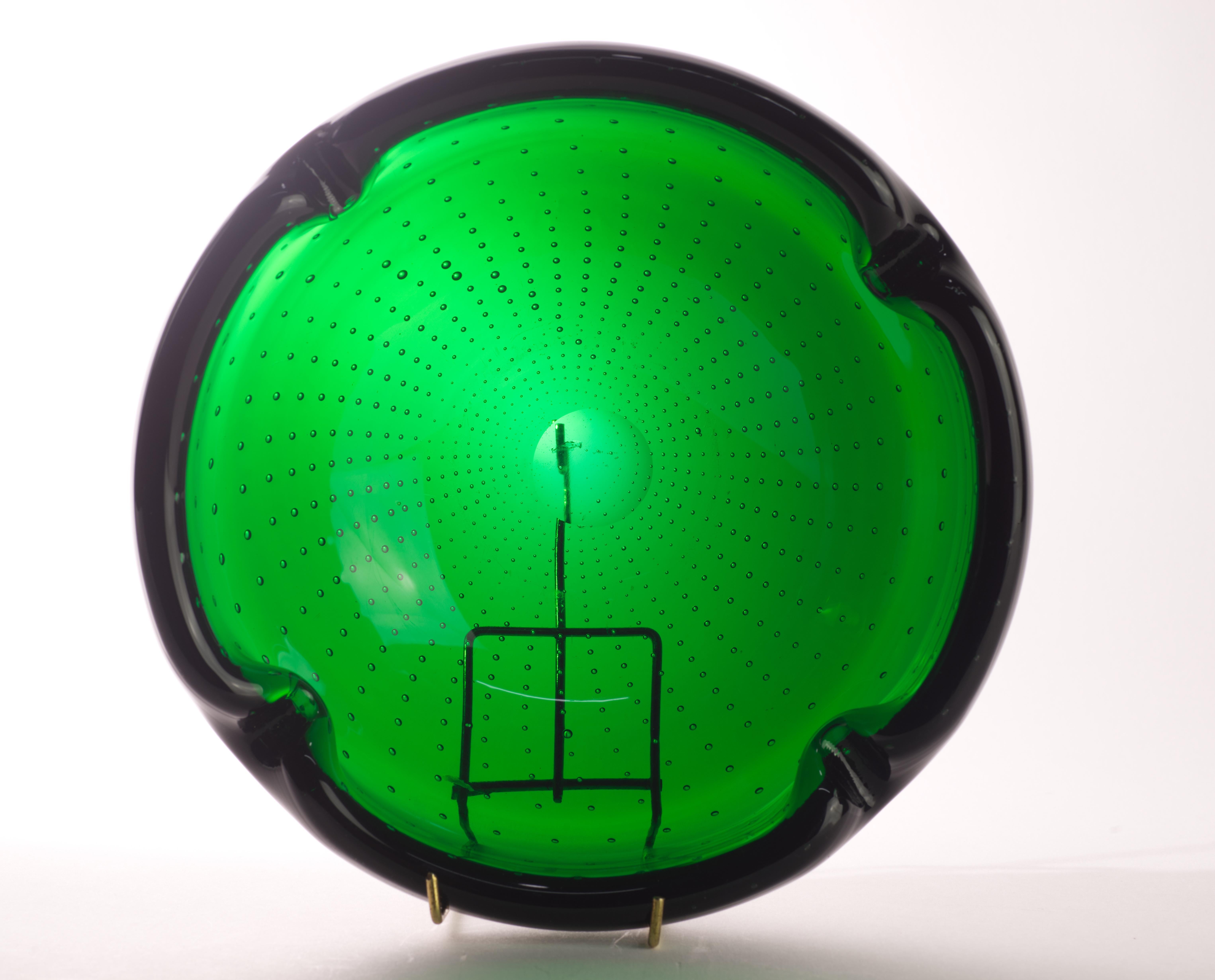  Escultural y pesado cuenco o cenicero decorativo de cristal verde oscuro de la Modernidad de mediados de siglo, creado por Carl Erickson para Erickson Glass Works. El cuenco está decorado con burbujas controladas que irradian desde su centro;